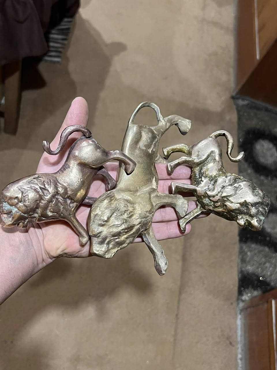 السلام عليكم 

نحاسيات قديمة
ابيع شلع
8 قطع

***********
