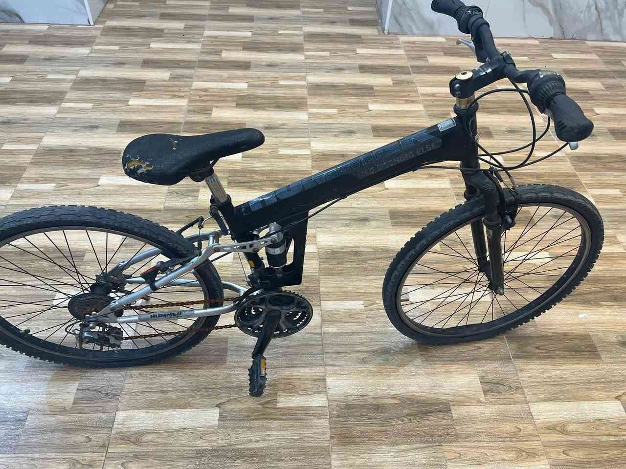 🚲 بايسكل هامر (HUMMER) جبلي أصلي للبيع 🚲
الميزة: قابل للطي (طواية) ومزود بدبلات أمامية وخلفية لراحة تامة.
الحجم: 26
 * السعر: 105,000 دينار (وقابل للتفاوض البسيط).
 * للتواصل: ***********
*المواقع: حي الجزائر/مقابل اطفائية الجزائر.
