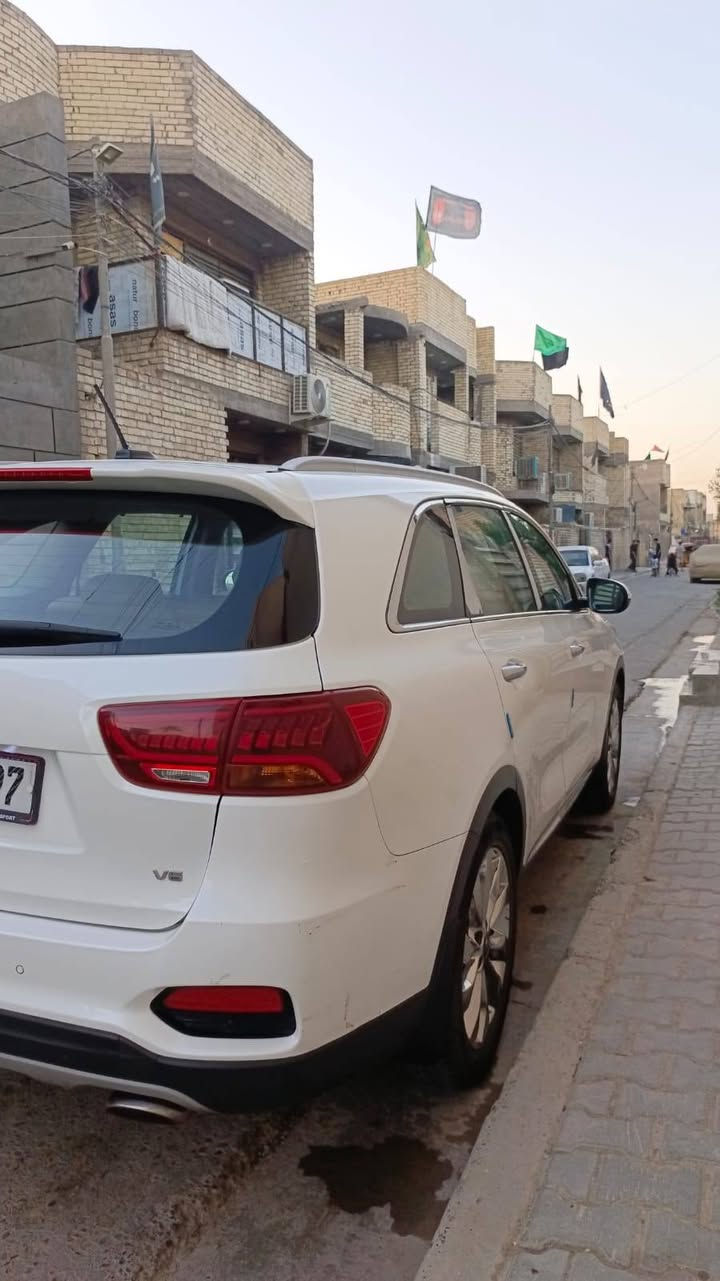 سورنتو خليجي موديل 19 بغداد باسمي 
بانوراما 
كشن كهربائي 
جنطه كهربائي 
ثلاث قطع تبريد 
مكفوله من اي تبديل وضربه قويه فيها طخه صغيره جدا بين البابين 
تخم تاير صدر ميكانيك كله شغال جديد 
السياره ما تصرف عليها اي شيء 
الاتصال واتساب 
***********
السعر 255
