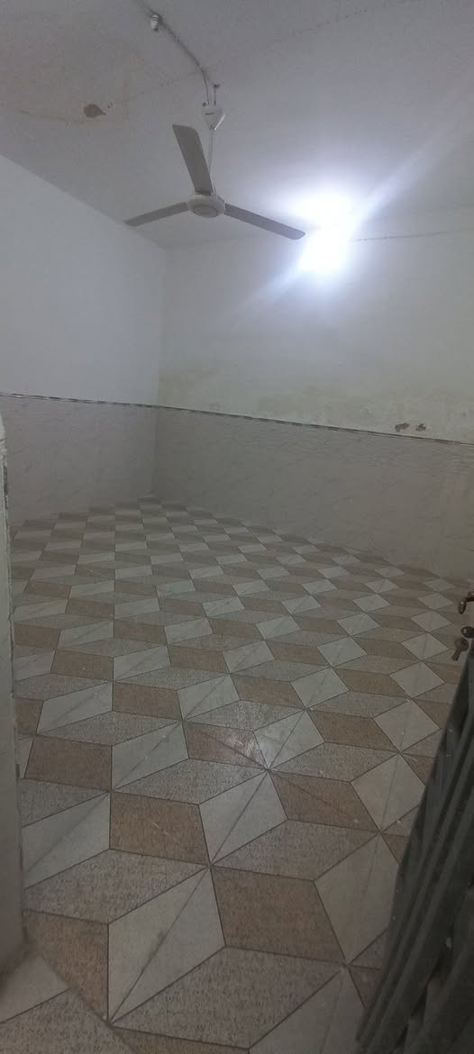 بيت للايجار /ابي غرق حي السلام 
يحتوي على غرفة نوم واستقبال وكلدور ومطبخ وصحيات 
بدل الايجار 200 

للاستفسار ***********
