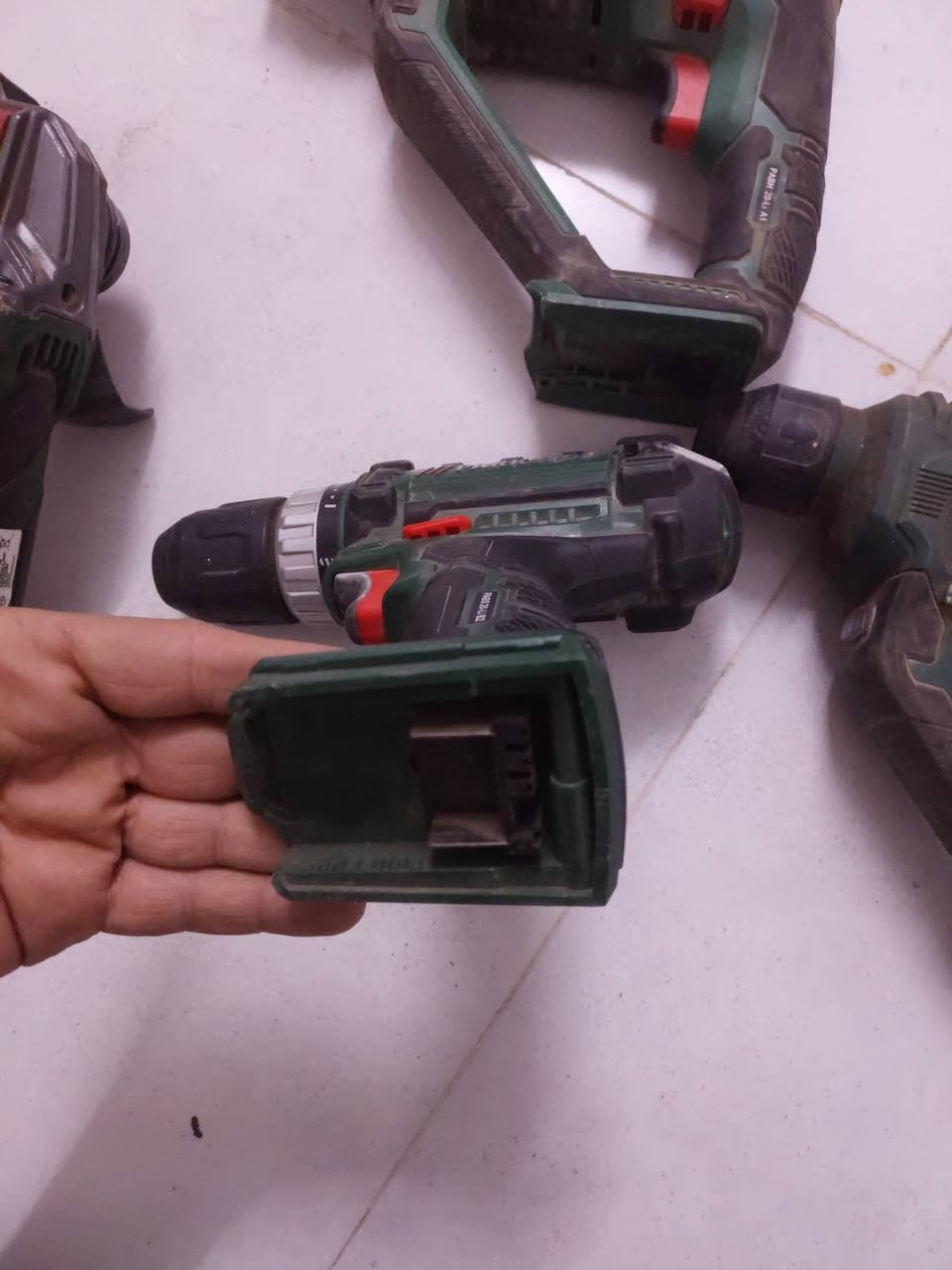 سلام عليكم دريلات همر ٢ جيل قديم شغالات كفاله كوسرا تشتغل وتطفه ودريل الزغير طافي هم جيل قديم كلهن ب ٣٥ مع التوصيل بغداد الزعفرانيه  ***********
