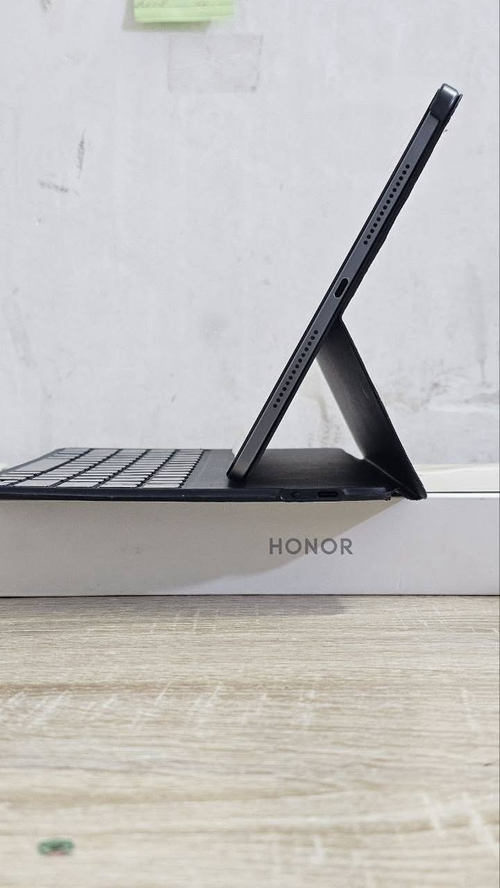 🔥 فرصة ذهبية.. لابتوب وايباد بجهاز واحد! Honor Pad 9 للبيع بسعر محروق 🇮🇶
إذا كنت طالب، مصمم، أو تحب القعدة على الأفلام والألعاب .. هذا العرض إلك!
جهاز Honor Pad 9 العملاق، ملك الشاشة والصوت، متوفر الآن بسعر ما يتكرر.
​لماذا تختار هذا الجهاز؟
✅ شاشة خرافية: 12.1 إنش بدقة 2.5K، يعني الدقة والألوان راح تخليك بغير عالم.
✅ كيبورد أصلي: الجهاز يجي مع الكيبورد مالته، يعني يغنيك عن اللابتوب .
✅ سينما متنقلة: 8 سماعات محيطية، أقوى نظام صوت ممكن تسمعه بجهاز لوحي.
✅ أداء صاروخي: معالج سناب دراجون يشغل "ببجي" وكافة التطبيقات بسلاسة تامة.
​بصراحة تامة (للمشتري الذكي):
الجهاز نظيف جداً وبحالة الوكالة، بس بيه "فطر خارجي بسيط" بالجام مأشرة بالصور. للأمانة الفطر ما مأثر نهائياً على اللمس ولا على الأداء، ومجرد ما تخلي لاصق شاشة يختفي وما ينشاف.
​💰 السعر : [265،000] دينار عراقي فقط!
(سعره جديد يتجاوز الـ 400 ألف، استغل الفرصة ووفر فلوسك).
ملاحظة ​🔍 حقك بالفحص:
تجي تفحص الجهاز براحتك ، افحص اللمس والصوت والشحن.. إذا طلع بيه خلل واحد غير اللي ذكرته لا تشتريه
​📍 الموقع: [بغداد ]
📞 للحجز والاستفسار: 📩 المراسلة: خاص فقط للجادين بالشراء


**إذا كنت صاحب هذا الإعلان وتريد حذفه لأي سبب، رجاءا أرسل رسالة إلى الدعم الفني**