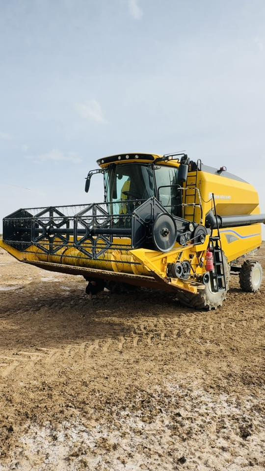 السلام عليكم حاصد للبيع
موديل ٢٥
مكينة فول كهربائي
غربيل كهربائي 
تاير حرفش
ساعات العمل ٣٠٠
مكينة زيرو 
ستفسار
***********
