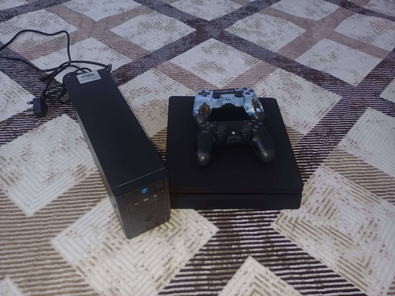 السلام عليكم 
ps4 slim اونلاين
ذاكرة 500 
نظافة 100% لوك ستيكر مكفول
لا مصلح ولا مفتوح 
كامل ملحقاته وياه كيبلاتة واليدة 
نظيفة مابيها اي مشكلة + حساب عربي اماراتي يحتوي مكتبة العاب ضخمة85 لعبة مملوكات مو اشتراك تبقى وياك مدى الحياة وكذلك ضمان الحساب مدى الحياة متنزل 12 لعبة جاهزات موضحات بالفيديو 
سعر الجهاز 275  مع اليو بي اس +جوستكات اثنين 
مكاني ابو دشير  
رقمي ***********
