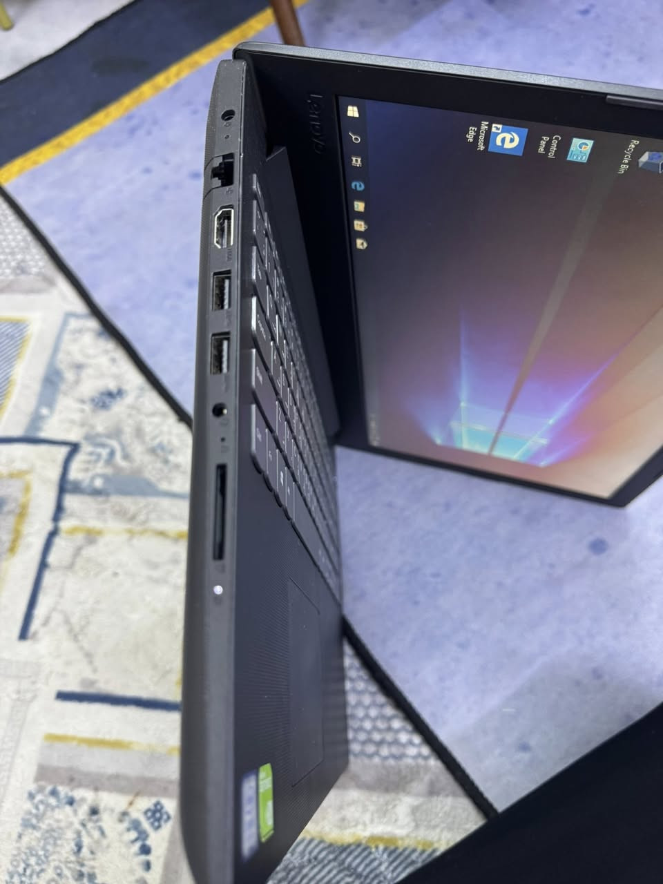 شاشه 16 
رام 4 كيكا 
كارت شاشه 256
64 بت 
وندوز 11 
الحاسبه جديده وما مستعمله شي قليل
مخارج يو اس بي و شاحنه وياها و مخرج لاان 
السعر 300 الف المكان بغداد الشعب 
***********
