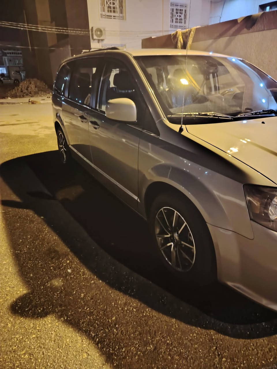 دوج كرفان موديل ٢٠١٩فول مواصفات رقم بغداد بسمي حادثها جاملغ خلفي ايرباك برده فقط سياره جاهزه كير محرك حداديه كل عل وضع الشركه ماشيه ٧٠ الف مكان السياره كربلاء للاتصال ***********
