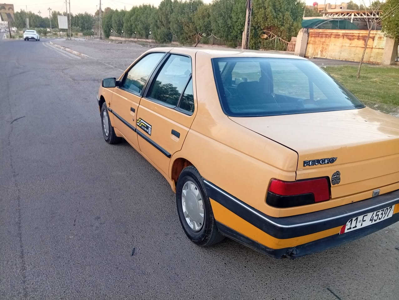 سلام عليكم بيجو 405 جي اكس موديل 2012
كير مكينه خير من الله
تبريد ثلج 
صدر جديد تخم تاير جديد
سياره خير من الله كلشي بيه شغال 
السياره بسمي رقم نكليزي 
كهربائيات كله شغاله 
مكاني بغداد حي الجامعه او ابو غريب شارع الزيتون 
سعره 36ورقه وا بيه مجال بصيط 
رقم ***********
