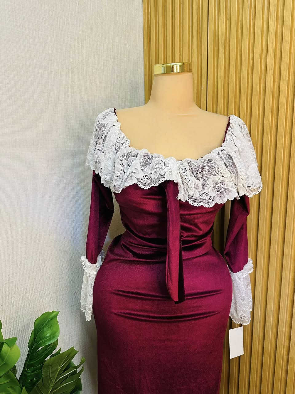 فستان موديل فكتوري ♥️
خامه قديفه مخمل 🔥 

قياس فري سايز يلبس من وزن 50 الى 85 

للحجز والاستفسار يرجى مراسله الصفحه
رقم هاتف واتساب ***********
توصيل بسماية 1000
بغداد 5000
محافضات 6000
يوجد دفع عن طريق الماستر كارد ✅💵
