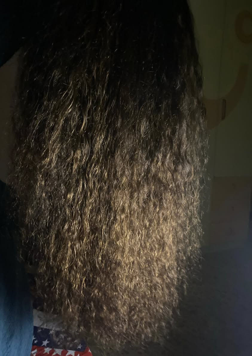 السلام عليكم،
باروكة شعر طبيعي ١٠٠٪؜ 
ويڤي وتموجاته طبيعية كلش وهاي بعد الغسل وهيچ تموجاتها
 لونها بني فاتح على شقار (لونها بالحقيقة احلى بكومة من الصور)
والشعراية كلش ناعمة ولطيفة
طولها يوصل لنصف الظهر 
والشبكة مربعة (سهلة باللبس كلش ومتاخذ وقت)
وعندي هاللاصق الامريكي هم ممكن تستفادون منه إذا تسوون فد تسريحة معينة وتريدون ثبات اكثر للباروكة،
طبعًا سعرها مع اللاصق ٢٥٠ الف، 
اني وصيتهم اثنينهم ب٤٥٠الف 
وبما انهُ الباروكة جديدة وممستعملتها غير بس كم مرة ف لذلك هيچ تستحق يكون سعرها


**إذا كنت صاحب هذا الإعلان وتريد حذفه لأي سبب، رجاءا أرسل رسالة إلى الدعم الفني**