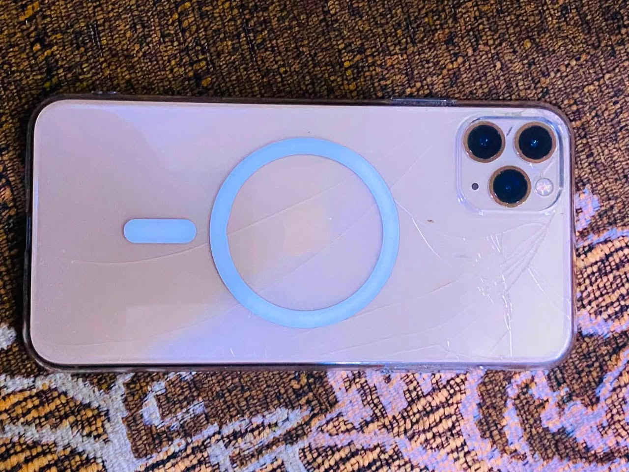 Iphone 11 pro max 

ذاكره 256 💾

بطارية73 🔋

#فقط مبدل شاشة  اصليه (ثلث خيارات) وضهر مفطور 

#فيس ايدي شغال 

.

للبيع أو مراوس

#للاستفسار ***********
