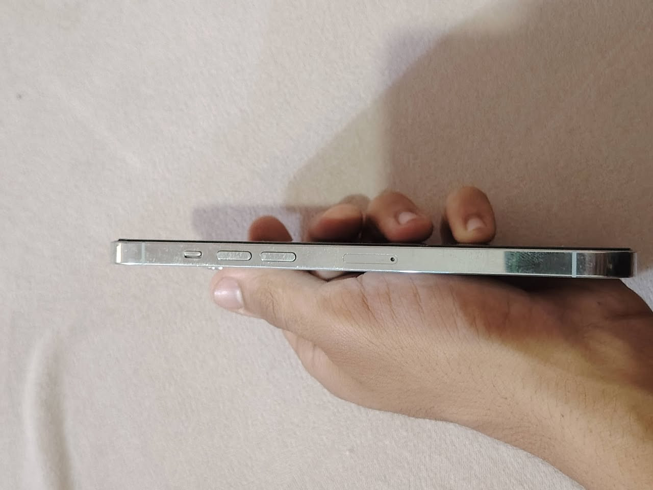 السلام عليكم
ايفون 12 برو ماكس 
نضيف. مكفول 
التلفون وتر ما مفتوح كلشي بي بلادي 
بطاريه 82 
ذاكره 256
السعر 550 وبي مجال 
الستفسار على رقم. ***********
