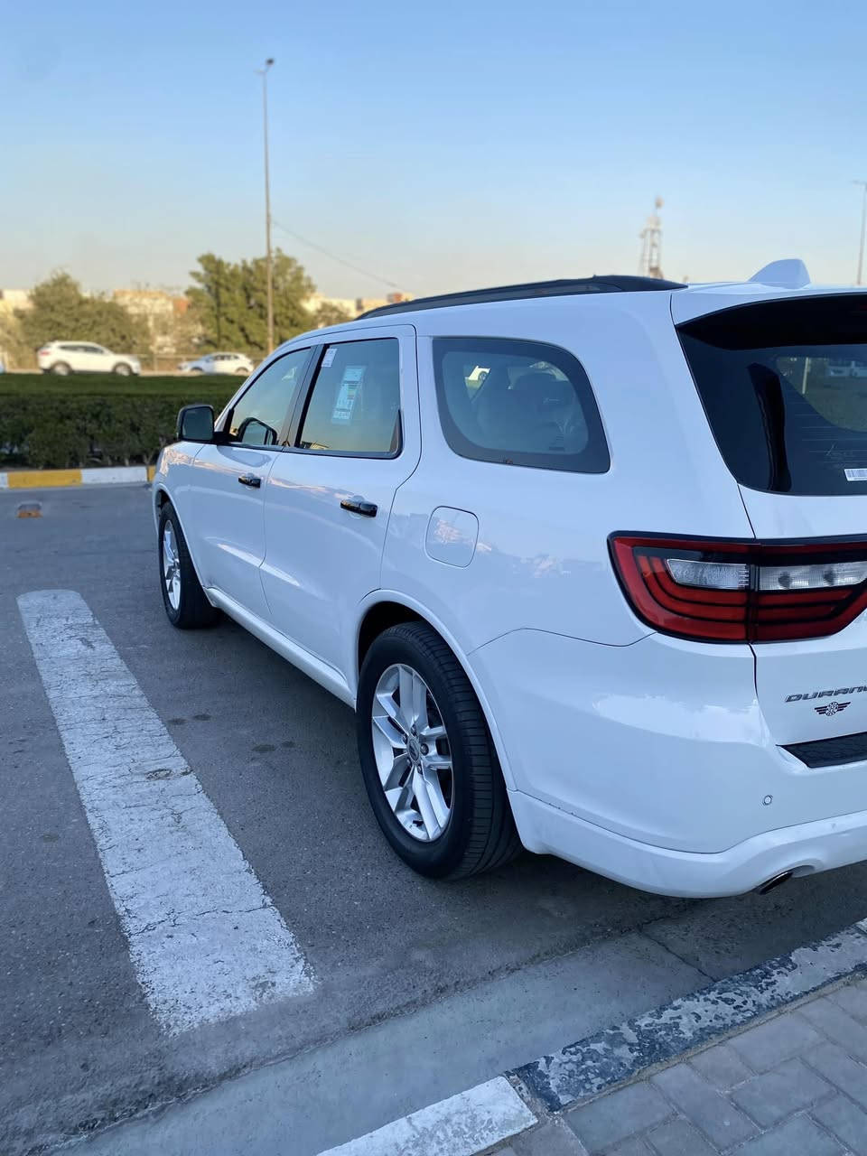 * دوج دورانگو GTبريميوم كامل مواصفات اللون ابيض

الموديل:   ( 2021  خليجي)ضمان شركة هارلم

العداد: 40 الفm  

المحرك: 3.6 لتر 6 سلندر

ناقل الحركة: 8 سرعات 

المواصفات:

*فتحة سقف 

*ويل الالمنيوم قياس 20 انج 

*صندوق كهربائي 

*شاشة لمس قياس 10.1 انج مع نظام ملاحة

*رادار تفاعلي مع خاصية التوقف والانطلاق

*حساسات  خلفية

*كاميرا خلفية

*نقطة عمياء

نظام تحديد المسار 

بلاجكتور امامي 

*مانع تصادم خلفي

*تحذير الخروج من المسار

*مرآة تعتيم ذاتي

*مقاعد من الجلد الفاخر

*مقاعد امامية  كهربائية 

*مقاعد امامية  ومدفئة

*مقاعد خلفية مدفئة

*مقعد السائق ذاكرة

شحن هاتف 

مساعد باركنك 

نظام تدفئة المقود 

*مكيف الهواء مع تحكم 3 مناطق 

*نظام ابل كار بلاى و اندرويد اوتو لاسلكي

*دخول ذكي (بصمة)

*نظام التشغيل عن بُعد

*مصابيح أمامية أوتوماتيكية مع مصابيح نهارية LED 

 رقم الهاتف 📲***********

السعر 297 وبيه مجال حك الجيه 
 
العنوان 📍بغداد
