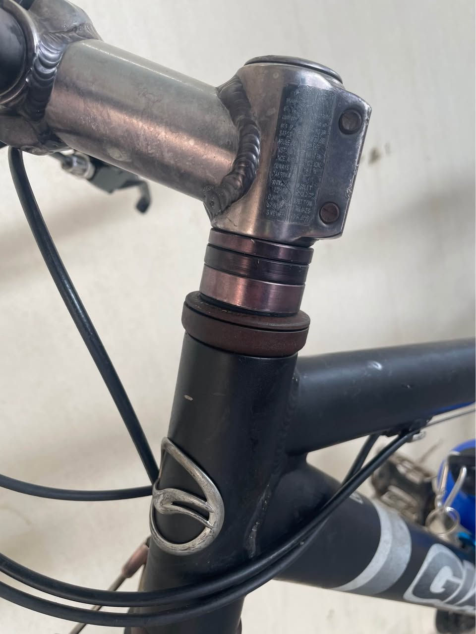 Selling a genuine Giant ATX 830 mountain bike. Giant is a world-class brand known for durability and performance. This bike is perfect for daily commuting or light trail riding.
• Model: Giant ATX 830 (Designed in USA)
• Gears: 21-Speed Shimano Acera (7x3 setup)
• Brakes: V-Brake system for reliable stopping
• Suspension: Front suspension fork for a smoother ride
• Extras: Includes mudguards (front & rear), bottle cage, and kickstand.
• Condition: Used but well-maintained. Tires have good tread left. Ready to ride!
Price: 100,000 IQD
Location: erbil
🇸🇦 Arabic | العربية
العنوان: دراجة جبيلة جاينت (Giant ATX 830) - بحالة جيدة جداً
للبيع دراجة هوائية أصلية من ماركة "جاينت" العالمية، موديل ATX 830. دراجة قوية جداً ومعروفة بتحملها، تصلح للاستخدام اليومي أو المسارات الوعرة.
• الموديل: Giant ATX 830 (تصميم أمريكي)
• ناقل الحركة: شيمانو (Shimano Acera) بـ 21 سرعة (7 خلفي × 3 أمامي)
• المكابح: نظام V-Brake قوي
• المساعدات: مساعدات أمامية لراحة أكبر أثناء القيادة
• الإضافات: واقيات طين (أمامية وخلفية)، حامل مطارة ماء، ومسند جانبي
• الحالة: مستعملة ونظيفة، الإطارات بحالة جيدة وجاهزة للاستخدام مباشرة
السعر: اربیل
الموقع: 100،000 دینار 
☀️ Kurdish | کوردی
ناونیشان: پایسکیلی کێوی جۆری جـاینت (Giant ATX 830) - زۆر پاکە
بۆ فرۆشتن پایسکیلی ئەسڵی مارکەی جـاینت (Giant) مۆدێل ATX 830. یەکێکە لە باشترین مارکە جیهانییەکان، زۆر بەهێز و خۆڕاگرە بۆ هەموو جۆرە ڕێگەیەک.
• مۆدێل: Giant ATX 830 (دیزاینی ئەمریکی)
• گێرەکان: ٢١ گێر، جۆری Shimano Acera (٧ بە ٣)
• برێک: سیستەمی V-Brake زۆر بەهێز
• مەکینە و یای: یای پێشەوەی هەیە بۆ ئەوەی لە ڕێگەی ناڕێکدا بێزارت نەکات
• زیادکراوەکان: چەتر (تەقە) بۆ پێش و دوا، جێگەی أربيل, العراق


**إذا كنت صاحب هذا الإعلان وتريد حذفه لأي سبب، رجاءا أرسل رسالة إلى الدعم الفني**