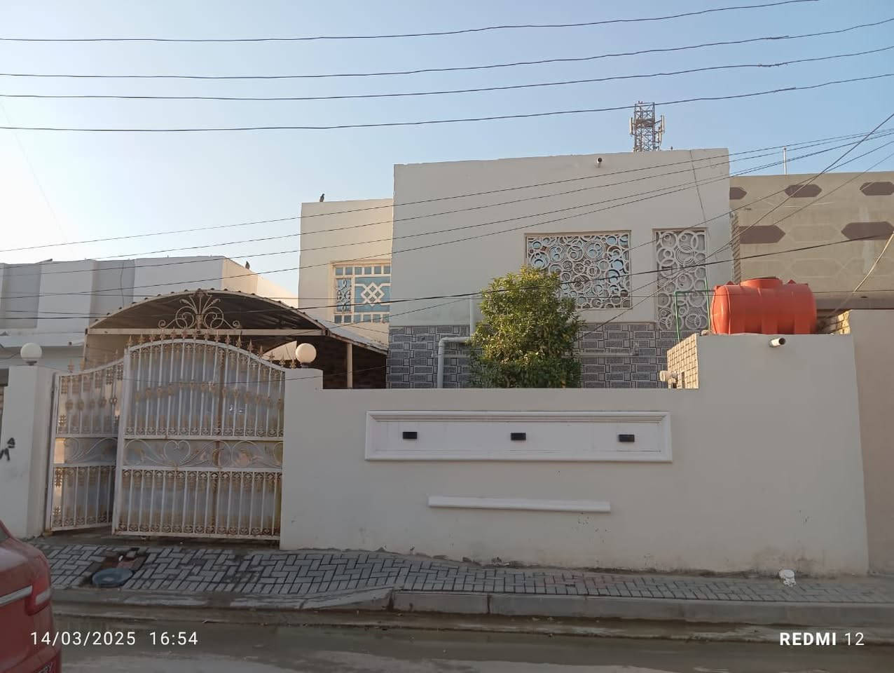 بيت للبيع المساحه ٢٠٠متر طابقين الطابق الثاني غرفتين وصاله وصحيات الطابق الارضي غرفتين ستقبال صاله مطبخ كندور كراج سياره  مبايل *********** حي الفرات خلف المستوصف
