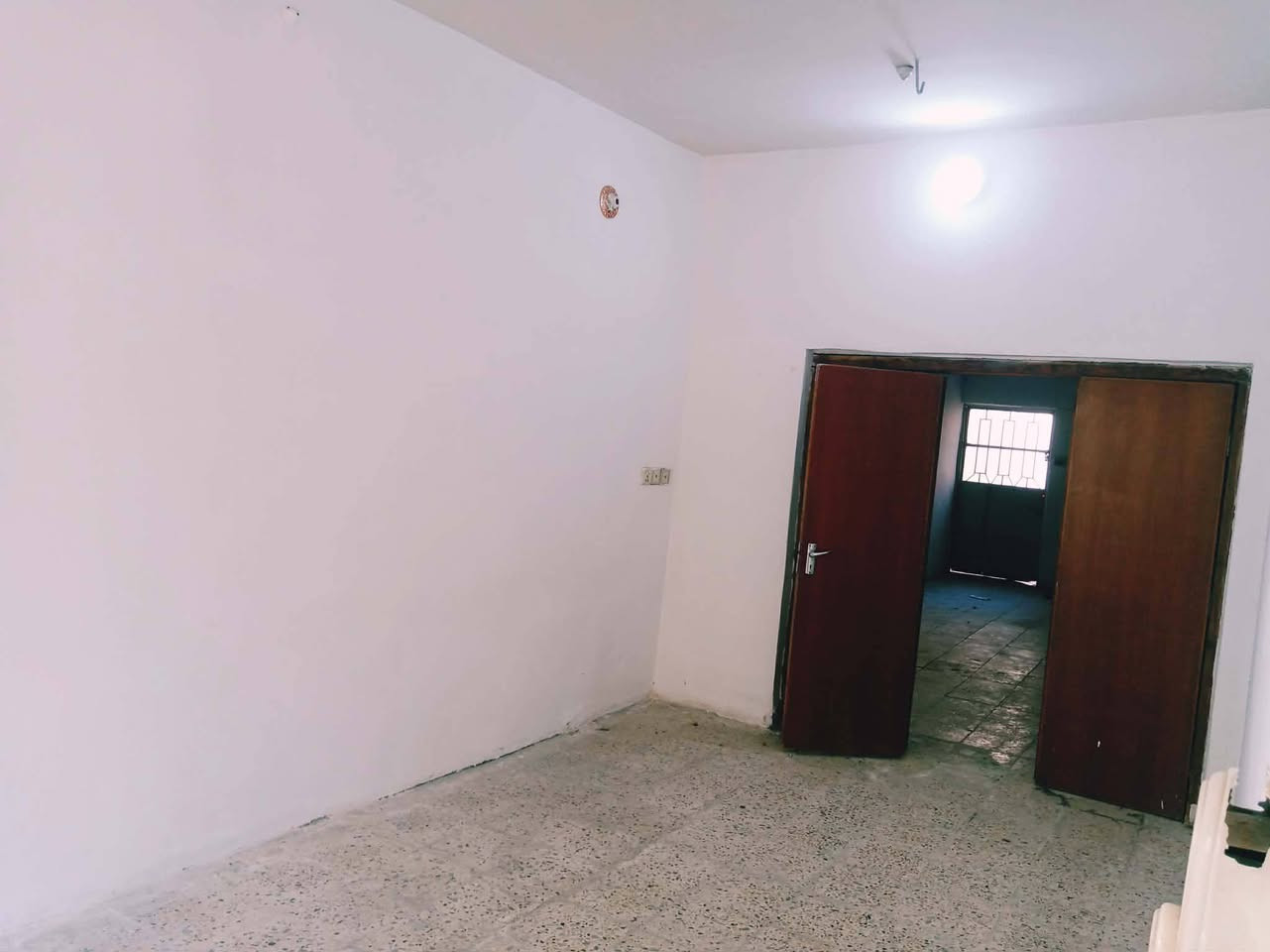 منزل للبيع...
نوع العقار / طابو صرف 

المساحة /205م 

البناء/طابوق والسقف مسلح صب كونكريت

التفاصيل /غرفتين نوم وصالة كبيرة واستقبال كبير ومطبخ كبير وصحيات داخليه وخارجية وحديقة صغيره أمامه ومنور خلفه كبير.

البيت مجهز بالكامل كهرباء وسخان وخزانات ماء اثنان و وخط مولد ذهبي .

جاهز للسكن خدمات كاملة 

العنوان /طويريج شارع البلدية محلة سيد حسين بجانب بيت شيخ عقيل والمولد نهاية سوق النساء مكان للسكن مناسب جدا.

السعر / 115 مليون
موبايل / ***********
              ***********
الأسيا واتساب واتصال للعلم وبخدمتكم
