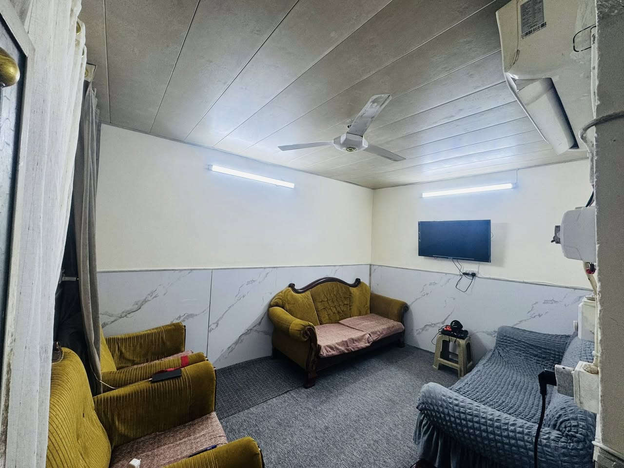 السلام عليكم بيت للبيع طابق واحد المساحة 70م الموقع الشعلة قطاع السابع  مقابيل مدرسه البحرين السعر 80وبي مجال للاستفسار ***********.
