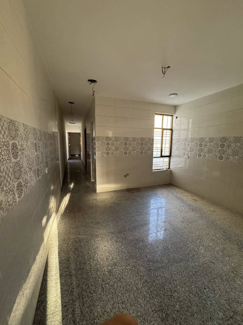 شقة للايجار في منطقة البياع شارع 12بيها غرفتين نوم واستقبل وهول داخلي  مع المطبخ وصحيات مساحة 120 
مكان الشقة قريبه من الشارع العام ثاني بيت من تدخل الشارع من جهة المعارض
طابق الارضي  سعرها 650 الف
طابق الاول  سعرها 550 الف
طابق الثاني 500 الف 
***********
السكن للعوائل فقط بدون احراج
