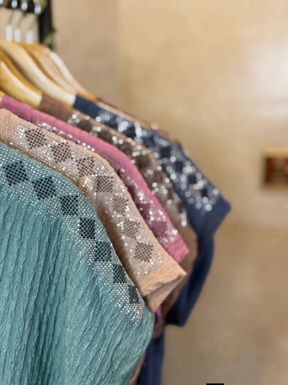 #عرض_تخفيضات_اخر_القطع
تراك خامة كريشه ستراس ✨
خامة تجنن وناعمة عالجسم، لمعة الستراس تخليه يلمع ويخطف النظر 🤍
موديل مريح ومرتب يلبس يومي وطلعات بنفس الوقت

📏 القياس فري سايز
يلبس من وزن 40 لحد 100
#السعر  ٧٠٠٠
يتوفر #توصيل داخل بلد الف دينار


**إذا كنت صاحب هذا الإعلان وتريد حذفه لأي سبب، رجاءا أرسل رسالة إلى الدعم الفني**