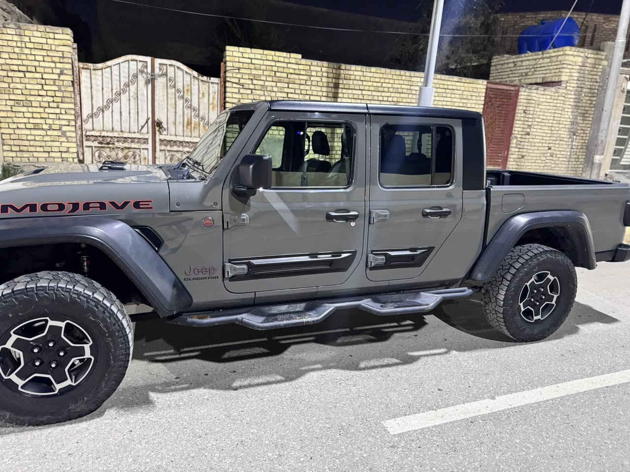 جيب جلاديتور موجافي
• الموديل: 2021.
• الفئة: Mojave (أعلى صنف للطرق الوعرة والرملية).
سياره 
المعروف بالقوة والاعتمادية.
• نظام التعليق: مساعدات FOX 2.5 الأصلية (التي تميز فئة الموجافي لراحة فائقة في الطرق الوعرة).
)محرك 3.6 فول مواصفات 1/1
مبدل جديد
.وارد كندي 🇨🇦 الحادث اموضح بصوره 
بحالة ممتازة جداً،
✨ ملاحظات إضافية:
• رقم اللوحةسليمانيه ك
• السيارة مجهزة بكافة أنظمة السلامة والرفاهية (شاشة كبيره 
كشن تدفئة ستيرن تدفئة
، كاميرا، حساسات).
سعر 340
📍 الموقع: [ ذي قار]
📞 للتواصل والاستفسار:رقم
***********

