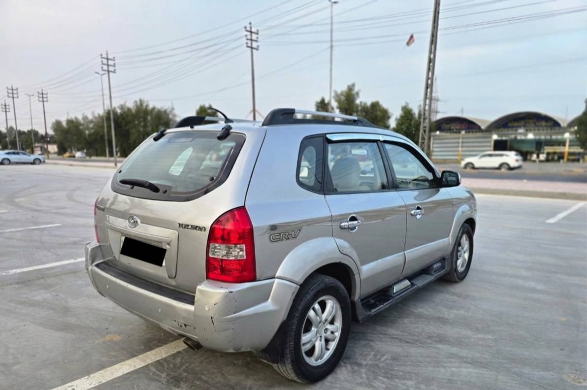 هيونداي توكسان موديل 2009
اللوحات اربيل دولي 22
 كفالة عامة فقط بارد الجاملغ الأيمن  10 سم  موضح بالصور المرفقة 
حجم المحرك: Cylinde 4 2000
اللون: رصاصي
عداد المسافة: 189 الف قابله للزياده 
مكينة وكير مكفولات
للأستفسار ***********
مكان السيارة النجف الاشرف 
السعر 122 $  وبيها مجال 
#توسان #هونداي
