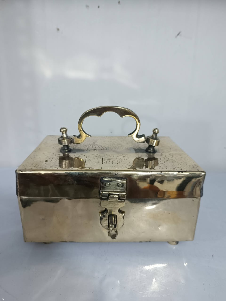 انتيكات وتحفيات للبيع مكاني بغداد *********** يوجد توصيل
