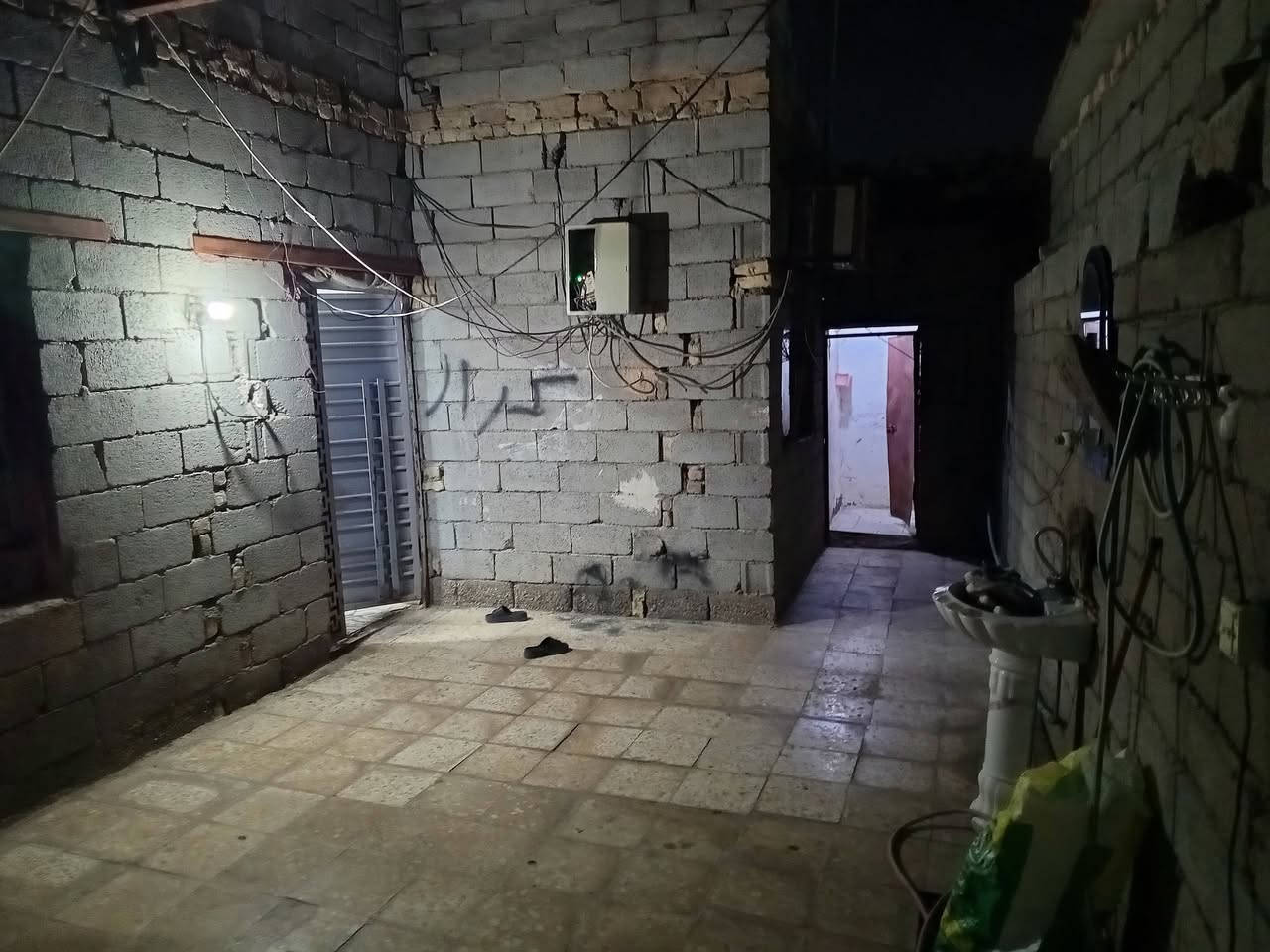 السلام عليكم بيت حواسم مساحه 200متر داخل شركه مقابيل مطعم الحوراء بيه غرفتين. السعر 20 وبيه مجال مكان الناصرية هاذ رقم ***********
