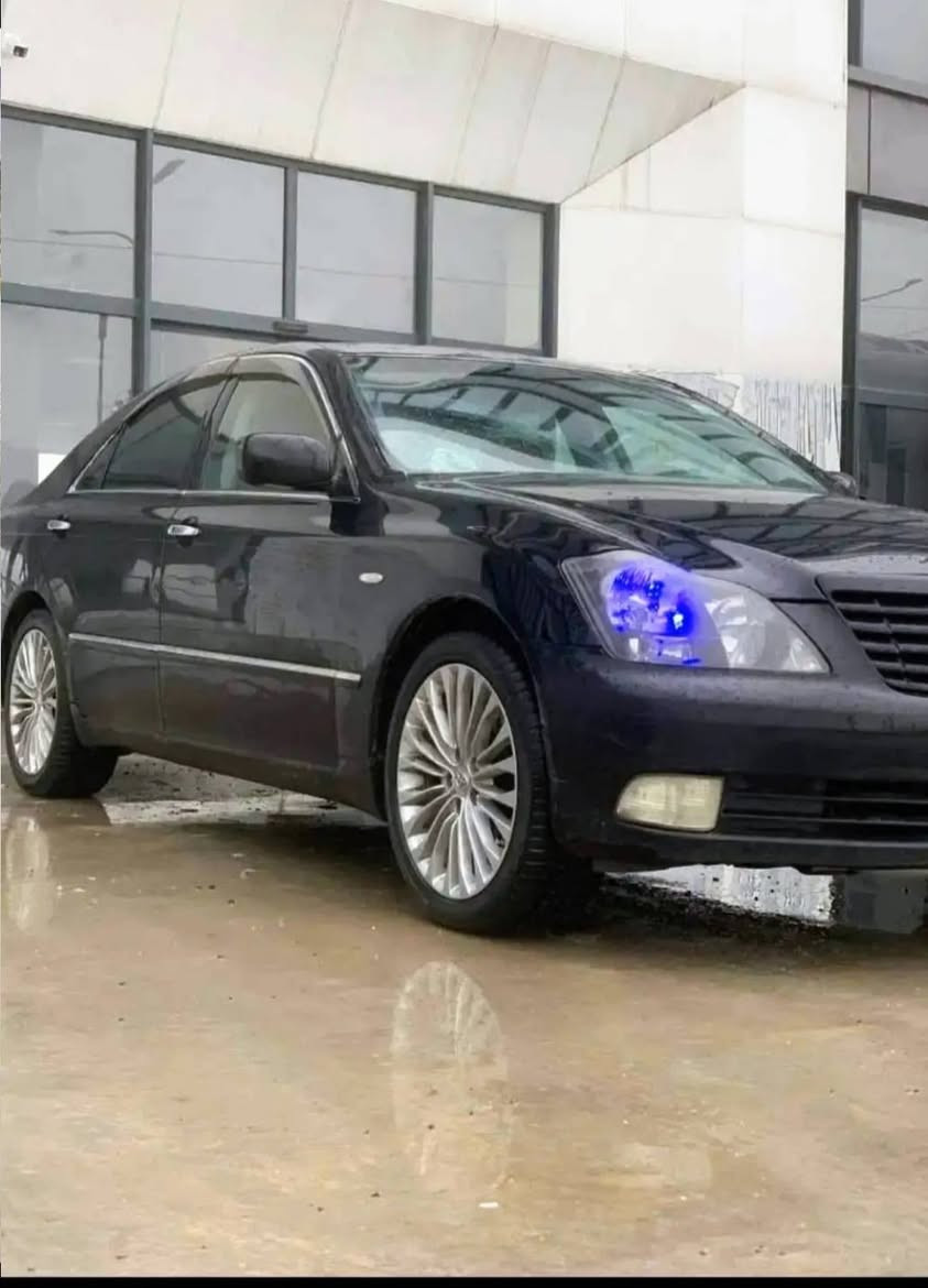 شاهینە 2006 بڕاوە
سعری 42گەڵا 
بڕاوە 
گەورە بەبچوکی بەسمە ڕەساسی 
ناو ڕەساسی  
گێڕو مەکنەی بەشەرتی فیتەرو 
تەقەو ڕەقە چرکەی تیا نیە 
تەبریت ساردوو گەرمی بەشەرت 
برێکی بەسراوە 
جامی پێشوو دوا هەڵ گیراوە 
داعمو لێداراو قرچیشی نیە 
سەقفی شەپۆلو چاڵی هەیە 
سەقفوو کەڤەرو شەنسی بەشەرت 
سەیارەکە  شوێن مووسەکانی جوان نیە ئەبێ بۆیاخ بکرێتۆ 
تایەو ویلیشی کراوەتۆ بەبیلاد ڕۆیاڵ  
وەکو ڕەسمەکان جوان نیە 
***********
وەتس ئاپو ڤایبەری لەسەرە 
شوێن هەڵەبجە 
گۆڕینەوەش ئەکەم
