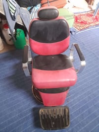 كرسي حلاقه للبيع كلش نضيف وجكه يشتغل سعره 60ألف وبي مجال للشراي للتواص...