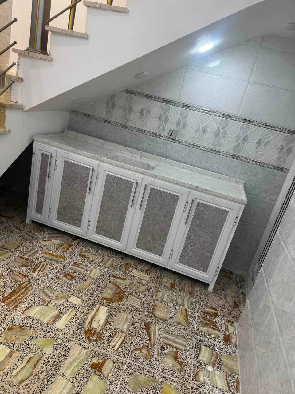 سلام عليكم بيت للبيع البلديات المعسكر 85 متر طابقين ونص 3 غرف نوم بناء درجة اولى قرب افران الباشا خدمات كامله باقي بس تبليط مجاري ارصفة كامله 
سعر 95 مليون 
***********
