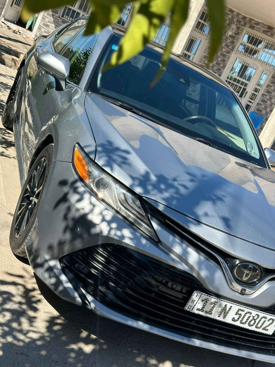 كامري 2018
رقم بغداد باسمي سنويه جديده لل 2031
ماشيه 66 الف مايل
محرك 6 سلندر  (V6)
———
فول مواصفات 1/1 اعلى فئه XSE
اربع كاميرات اماميه وجوانب وخلفيه
بنوراما
داتا شو
حساس امامي + خلفي
رادار 360 درجه
داخل صاج
اضاءه ترحيب علامه تيوتا كامري
اناره لد داخلي 
———
الحادث كما موضح بالصور فقط بنيد مبدل اصلي نفسه اللون
البدنه بخشم الشاصي بيه تعديل بسيط

ملاحظه / السياره اجه بيه ثلاث قطع كلير من امريكا بدون فتح وبدون ضرر  عدا براغي الصندوق مفتوحه فقط
—-
العنوان بابل - الحله
رقم الهاتف / ***********
