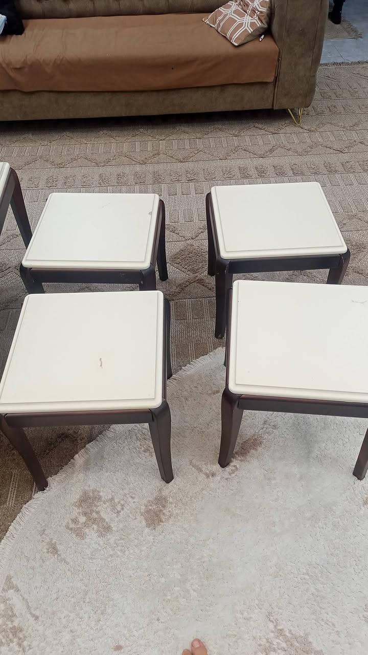 ميز مع 4 طلبات+طخم ديوان حرف L للبيع السعر 250الف واتساب ***********
