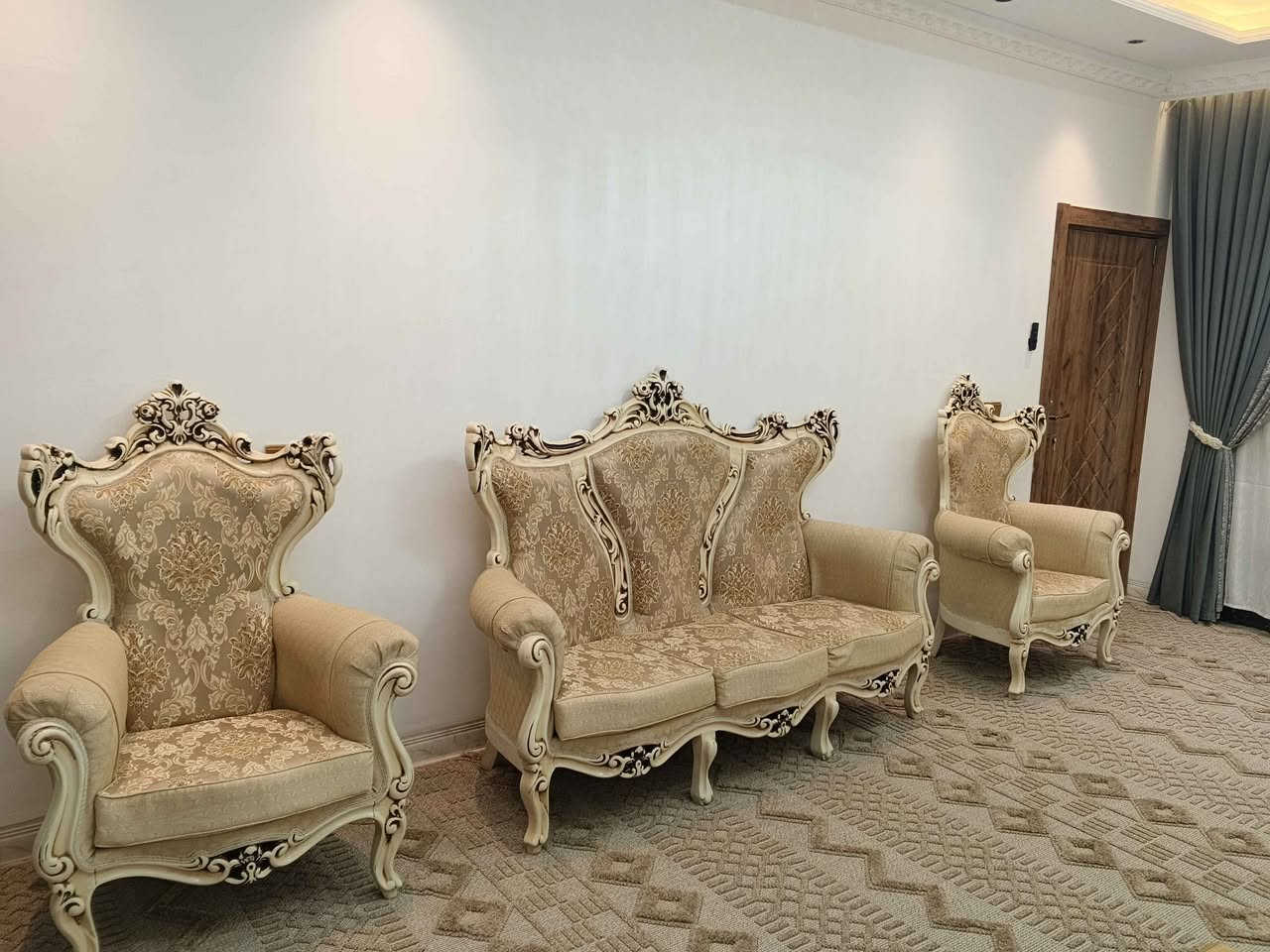 ‎تخم ملكي تركي عشر مقاعد قنفتين ثلاثيه اربعه اصغار خشب زان ثقيل نظافه 100/90 رقم الهاتف ***********‎ دكوك, كركوك
