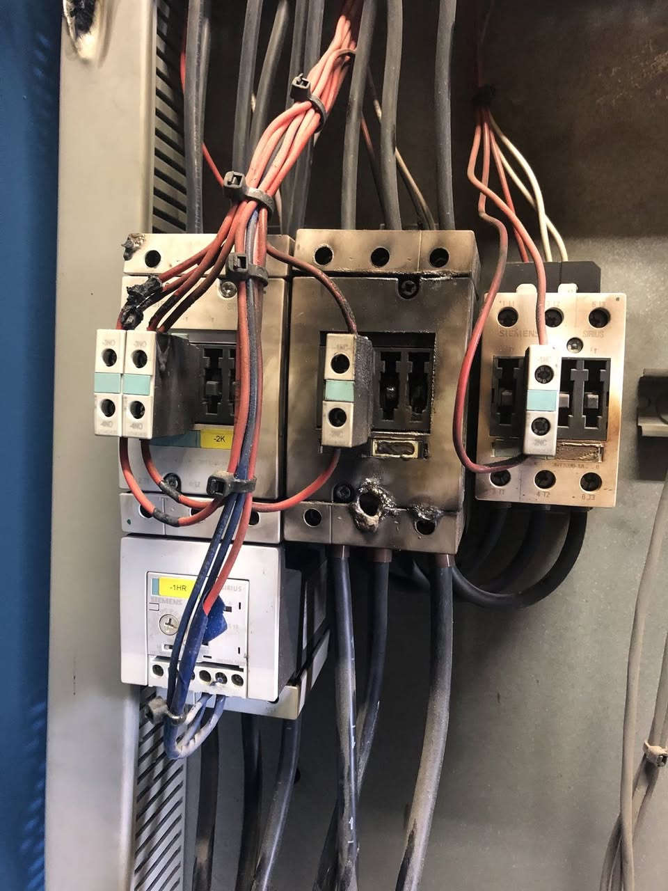 اللهم صلي على محمد وآل محمد 🌸
#عربي
مشاكل وأسباب الكهرباء في "التأسيس والبوردات كهربائية"

#المشكلة_الثانية_في_البوردات_كهربائية
1)مشاكل بورد الساعة.
2)مشاكل وعيوب بورد السيركت.
3)تعطل واحتراق غطاس المياه.
4)مشاكل بوردات الكنترول.

#مشاكل_بورد_الساعة
بورد الساعة هي الخطوة الأولى لدخول الكهرباء إلى المنزل، لذا يجب أن يتم تركيب من قبل موظفي دائرة الكهرباء أو فني كهربائي مختص، لضمان ربط (Input) و (Output) وخطوط الحار (Live) والبارد (Neutral) في أماكنها الصحيحة.

بعد التأكد من ربط ساعة كهرباء، يجب إدخال الكهرباء من مخرج ساعة إلى قاطع دورة (MCB) بسعة تزيد عن 64 أمبير، ومن ثم تمر عبر "كونتاكتور" أو "جهاز تحويل" (Changeover) إلى داخل المنزل.

لسلامة هذه بورد يجب أولاً منع وصول المياه إليها وتجنب تعرضها لأشعة الشمس المباشرة باستمرار، وإلا سيؤدي ذلك بمرور الوقت إلى تلف القطع الكهربائية داخل بورد.

قياس الأسلاك للمسافة بين بورد الساعة والبورد سيركت، يفضل استخدام سلك 4 ملم لمنزل بمساحة 100م، وسلك 6 ملم لمنزل بمساحة 200م.

#مشاكل_وعيوب_بورد_السيركت
تتكون لوحة القواطع من قاطع رئيسي (MCB) سواء كان أحادي (Single Phase) أو ثلاثي (3 Phase)، مع عدة قواطع فرعية، حيث تزداد أو تقل أعدادها حسب حجم المكان.

أسباب والمشاكل هذه بورد عدم إحكام ربط الأسلاك (الحار والبارد) داخل اللوحة، عدم إعطاء كل جهاز حقّه من "الأمبيرية" خط السبلت يجب أن يكون منفرداً بسلك 4 ملم وقاطع 32 أمبير. خط السخان (البويلر) يجب أن يكون منفرداً أيضاً. يفضل أن تكون إضاءة كل غرفة على خط خاص وقاطع 16 أمبير. خط سويجات يكون خاصاً وقاطعه 25 أمبير.

#تعطل_واحتراق_غطاس_المياه
الغطاس هو محرك يستخدم لآبار المياه، ويوجد منه نوعان: (Single Phase) و (3 Phase). المشكلة الرئيسية لهذا المحرك هي دخول الأطيان والرواسب إلى داخله، مما يمنع المحرك من الدوران رغم وصول الكهرباء إليه، وهذا يؤدي إلى احتراقه.

الحل طريقة التقليدية هي إخراج الغطاس وتنظيفه، وهي عملية صعبة للآبار التي يزيد عمقها عن 60 متراً.

الحل الأفضل حماية الغطاس عبر "لوحة تحكم" (Control Board) مصممة كالتالي. استخدام (2 كونتاكتور)، (أوفرلود)، (فيس فيلر)، مع مفاتيح تشغيل وإيقاف (NC, NO)، وقاطع (MCB) بأمبيرية أعلى من أمبيرية الغطاس.

لماذا نستخدم 2 كونتاكتور؟ لتدوير المحرك باتجاه اليمين واليسار (عكس الاتجاه)، وبهذه الطريقة يتم تنظيف الغطاس ذاتياً دون الحاجة لإخراجه.
هذه الطريقة تصلح للنوعين، حيث يمكن تحويل الغطاس سنگل (Single Phase) إلى ثري فيز (3 Phase) عبر "المكثف" (Capacitor).

#مشاكل_بوردات_الكنترول
اللوحات الكهربائية هي الجزء الأهم الذي يحمل مسؤولية النظام والتأسيس بالكامل، ومن أنواعها: (ATS, Classic Control, Soft Starter, AC Drive, PLC).
كل نوع منها هو وسيلة للتحكم وإعطاء الأوامر للأجزاء الكهربائية. ما يهمنا هنا هو مشاكلها وعلاجها؛ فالحرائق أو احتراق القطع أو سوء تصميم اللوحة يؤدي إلى تدمير الأجهزة المرتبطة بها.

أحياناً، قطعة كهربائية رديئة الجودة أو مصممة بشكل خاطئ قد تسبب حريقاً يؤدي لخسارة تقدر بـ (3 دفاتر دولارات - أي 30 ألف دولار). في بعض المصانع، قد يملكون جهازاً بقيمة 50 ألف دولار، لكنهم لا يستعدون لصرف 1000 دولار على لوحة تحكم جيدة!

الخلاصة، اختيار لوحة الكهرباء وتصميمها أهم بكثير من الجهاز الذي تريد التحكم به، ويجب توفير كافة قطع الحماية داخل التصميم لضمان السلامة، مثل.
‏#Phase_Failure
‏#Overload
‏#RCBO
‏#Thermostat
‏#Thermal_Relay
‏#Emergency_Button
‏#Heat_Aerosol_Fire

#كتابة_أسطة_ابراهيم_زنگنة - ***********

#كركوك #اربيل #سليمانية
