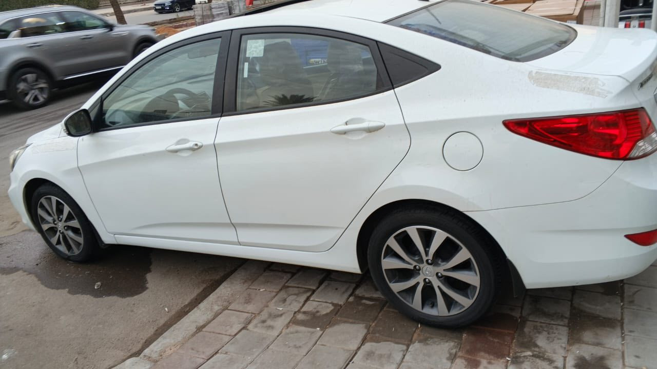 السلام عليكم هونداي اكسنت موديل 2015 خليجي ماشيه 31,000 حقيقي شرط الفحص مقفوله كفاله عامه فول مواصفات ما عدا البصمه السعر ب 120 ورقه وبيها مجال بسيط سياره بوضعيه الشركه تايرات الشركه جواها 
للاستفسار على رقم الهاتف 
***********
مكان السياره بغداد شارع فلسطين
