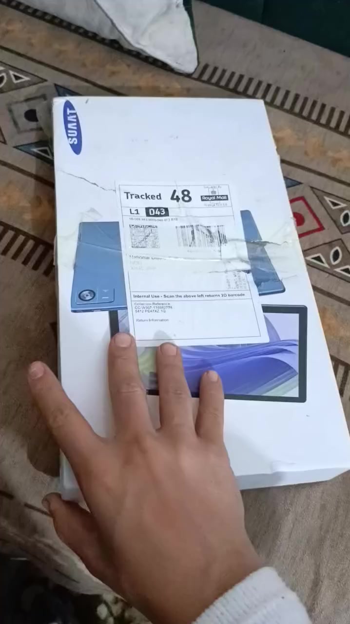 ايباد جديد فقط مكسوره الشاشه أثناء تحميل البضائع جديد بلزكه بس يحتاجله تبديل شاشه سعره 32 الف معه التوصيل  يجي ويا لزمه شاشه وماوس  المراسله خاص او على الرقم***********
