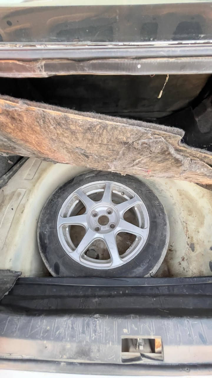 بي واي دي موديل 2010 F3 
النظافه مثل ماتشوف عينك ما شاء الله 
بدي نضيف والمكينه كورلا 1600
 سيارة اقتصادية وخدمية مال كراب وشغل وراسك مرتاح
 السنوية بأسمي تحويل ثاني يوم السنويية تنتهي بسنة ال2028 
رقمها ديالى مشروع وطني يعني تحويل بأي محافظة تعجبك
 السيارة بيها حادث تكمة الجانبية ما واصل للغد ولا متأذي الشاصي 
بس مبدل البابين والجاملق والسيارة شوفة عينك تخبل بس يحتاجلها تلحيظات مثل
تطبيك الباب الخلفي وتبديل قفله للعلم البطانه مالته موجودة بس ما شادها 
شاشة دشبول موجودة بس يحتاج قاعدة شاشة
والبنيد قفل مالته يحتاج تعديل 
المكينة جديدة ما صارلها سنه بس بيها خيط تبخير احتمال بسبب دهن ماعرف بعد 
السعر 38 وبيها مجال بسيط
العنوان البصرة خور الزبير  ‏***********
