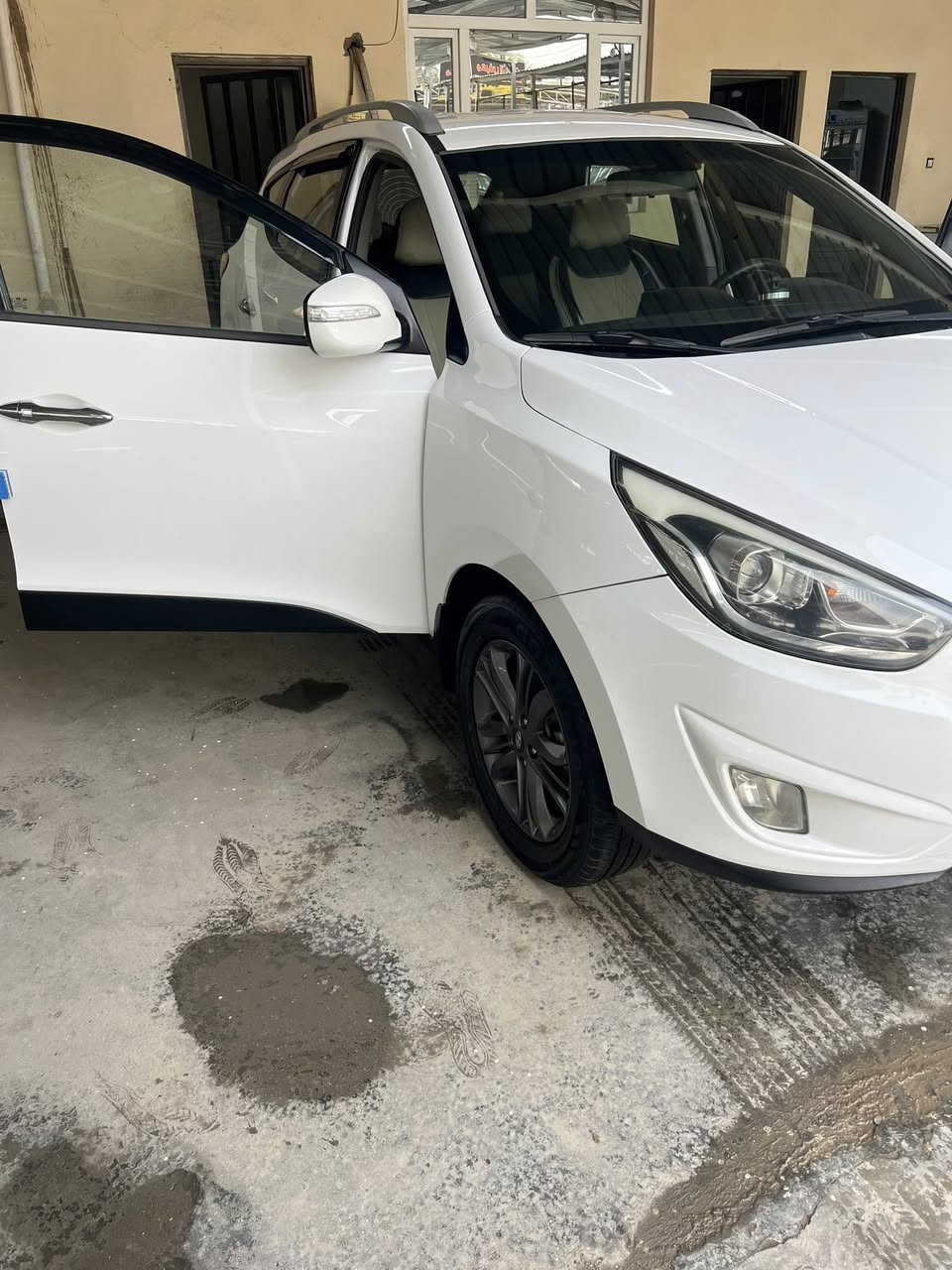 السلام عليكم توسان موديل 2015 خليجيه 
محرك وكير عل الشركه كفاله 
تبريد تحكم مقود شاشه سايد ابريك بلرجل  حساسات 
لاصبغ لاتبديل سياره نضيفه حيل 
ماشيه العربيه 130 حقيقي 
سعر 152 ورقه وبيه مجال للأعزاز والطيبين 
هاتف النقال اي شي من هذن 
*********** غيث الحميري يرحب بكم حياكم الله وبياكم
