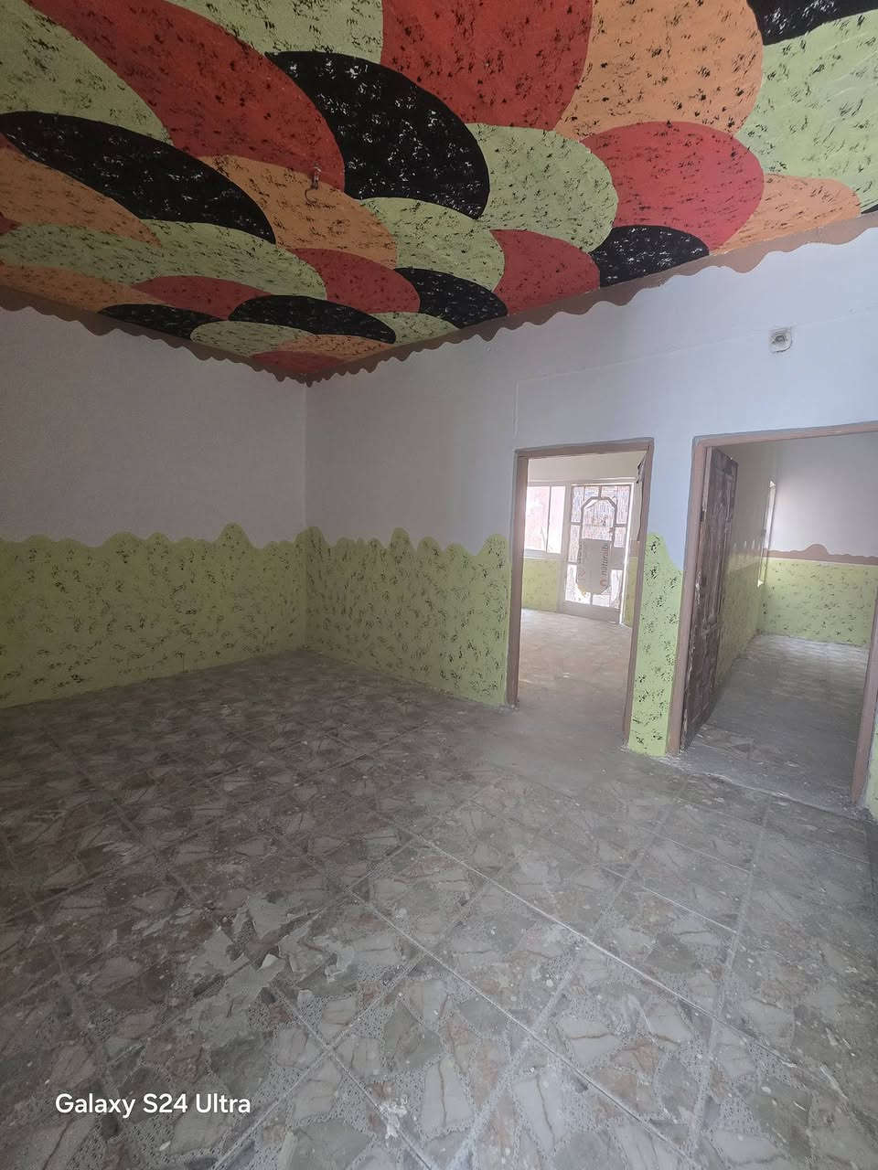 بيت لبيع بشارع المطار الجديد يم سكلت الجنابي المساحه ١١٠متربس بل مكاتبه ١٠٠متر  يحتوي على غرف ٣ وحده منهن صغيره وصاله ومطبخ وستقبال ومكشوفه وصحيات وطارمه السعر ٢٤ وبي مجال   للستفسار *********** مكتب بركات ام البنين قرب مثلجات سنبله
