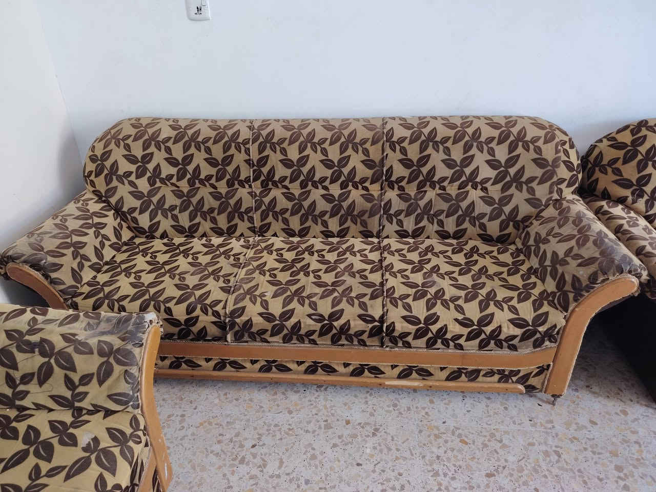 السلام عليكم أغراض الي بل صوره السعر 50 الف كلهم العنوان بغداد الزعفرانيه للاستفسار خاص او علئ الرقم ***********لام عليكم تخم للبيع مع ديوان ابو المقعدين زائد
