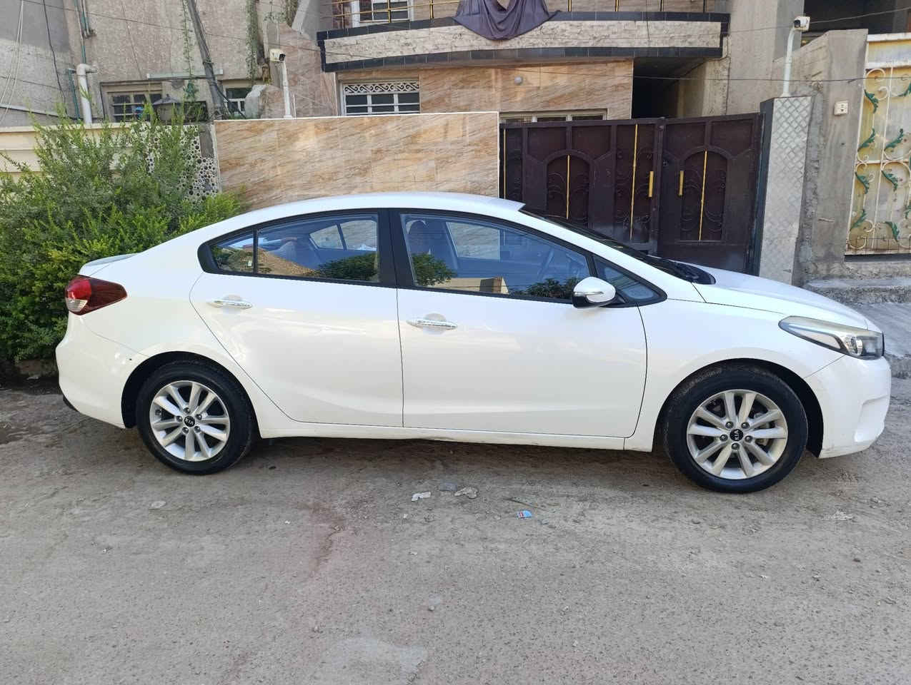 سيراتو ١٧ خليجي
محرك ١٦٠٠ 
بغداد
ماشية ٥٦ يعني شبه جديدة

بيها بارد بالدعامية الورة وشوية من الصندوك وموضح كلشي بالصور

مكفولة من الصبغ والتبديل 

*********** واتس

