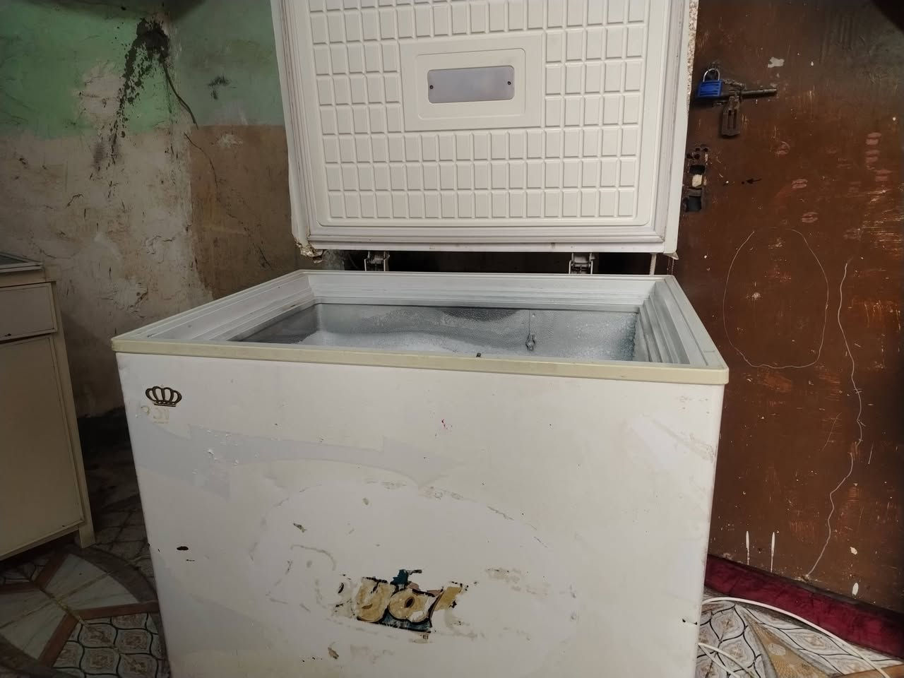 سلام عليكم للبيع طباخ السعر 40الف بيها مجال شرط الشغال و مجمده للبيع شغاله حجم صغير السعر 100الف بيها مجال و بوفيه نضيفه متر ونص السعر 100 الف بيها مجال اتصل على هاذا الرقم ***********
