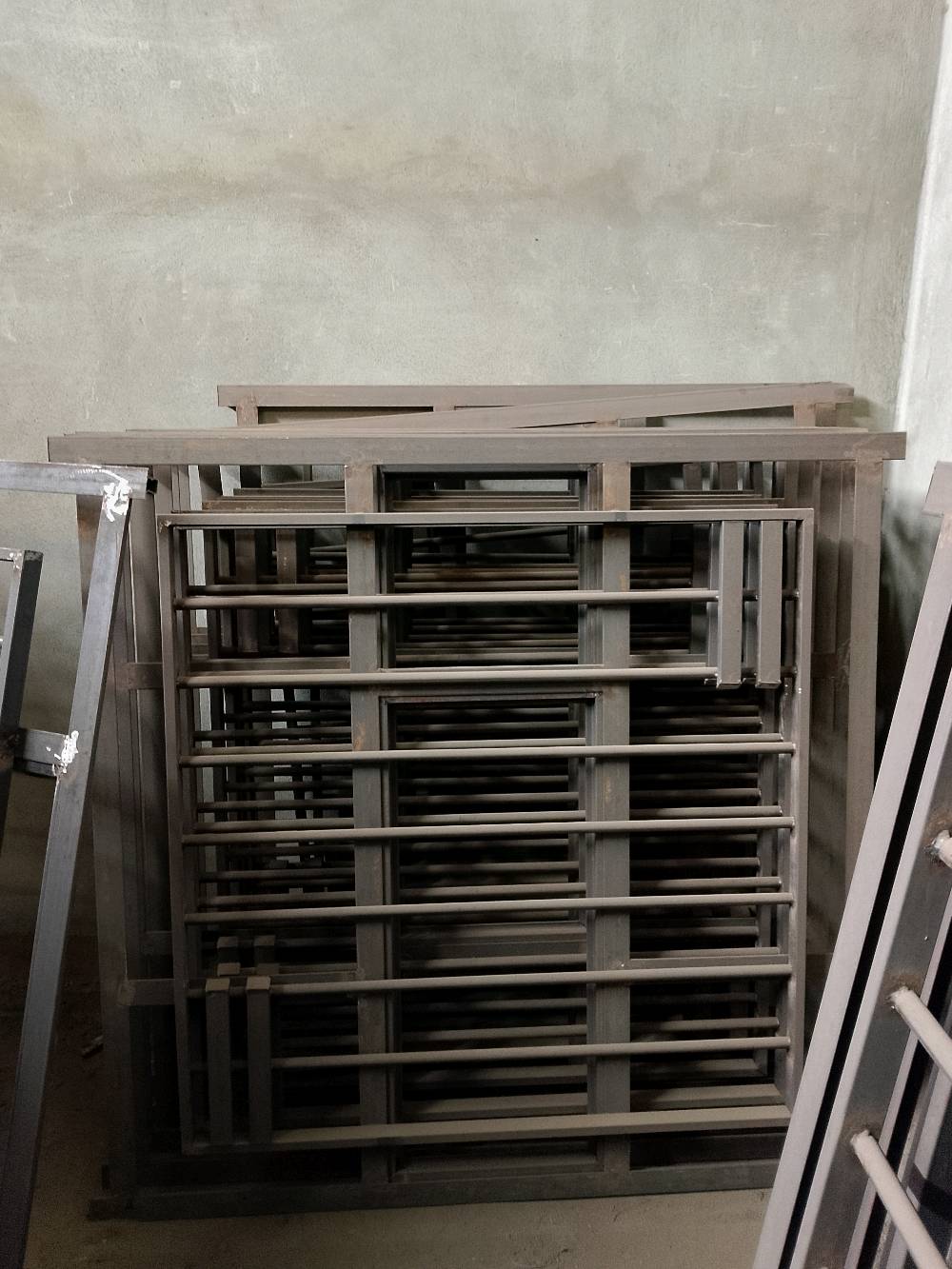 حدادة ابواب وشبابيك 
أين يقع موقع المحل؟: 
موصل صناعة الكرامة حي الكرامة جانب ايسر 
هل الأنواع المعروضة مستعملة أم جديدة؟: 
جديدة
هل تقدمون خدمة التوصيل؟: 
نعم
ما هو السعر لكل باب أو درج؟: 
بالاتفاق 