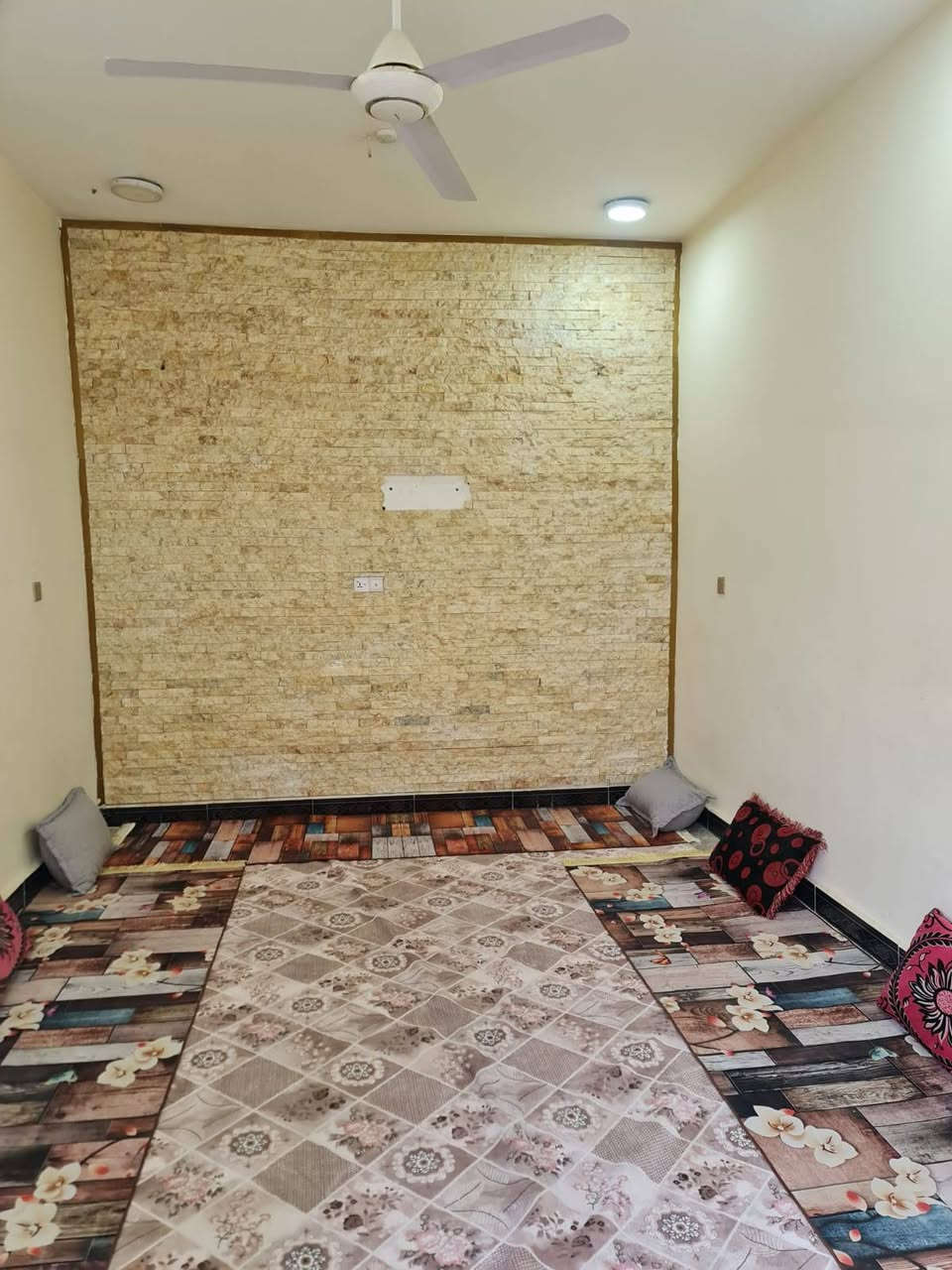 يالله اللهم صل على محمد وآل محمد
دار سكن للبيع 
المساحه ٢٠٠ م وجه ١٠ نزال ٢٠ 
الموقع حي الحضاره خلف أسواق العادلي او التفسيرات 
طابقين كونكريت 
بنيان حديث 
استقبال ١ صاله ٢ غرف نوم ٤ حمامات ٤ مطبخ ٢
للإستفسار ***********
