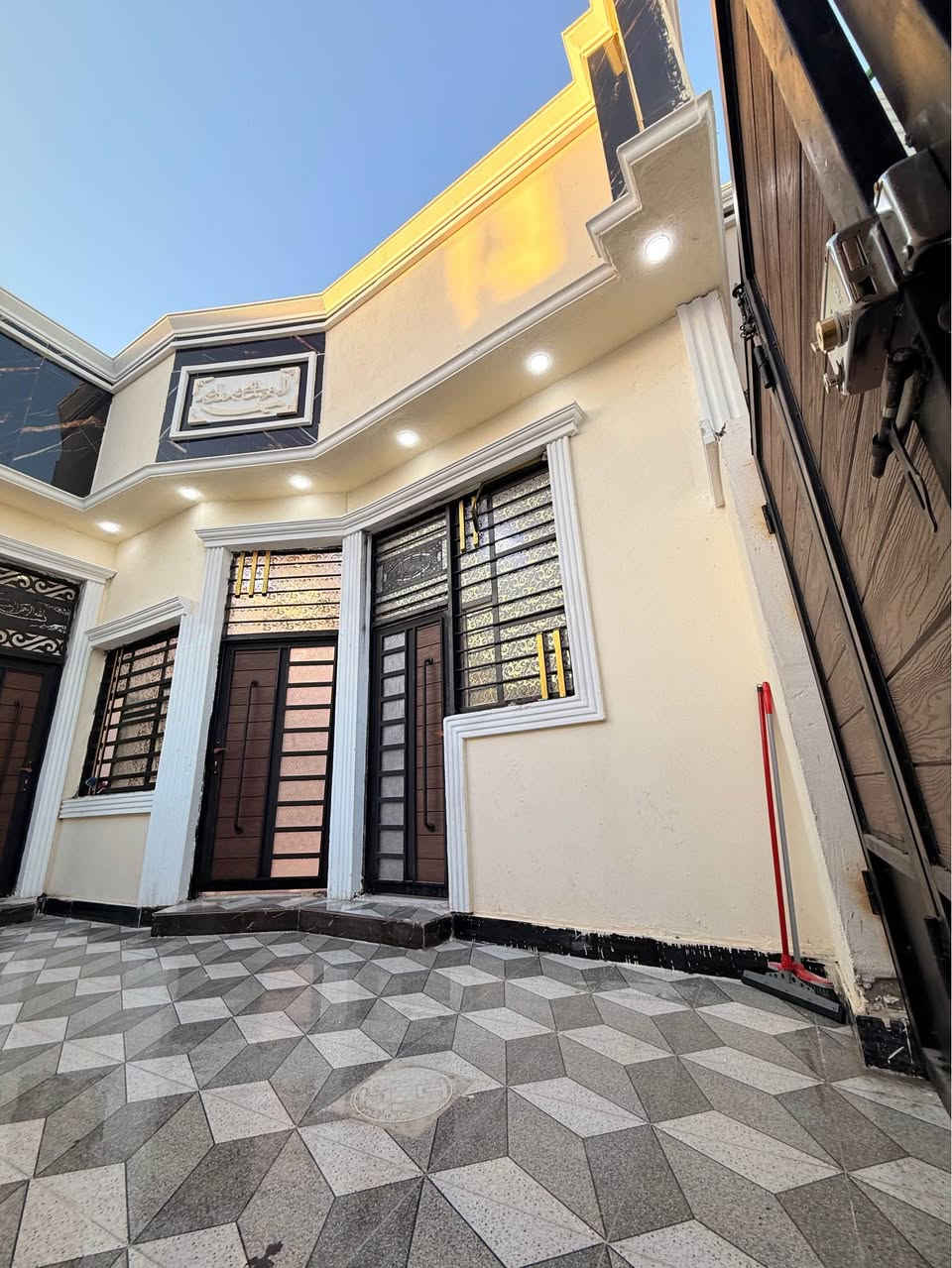 سلام عليكم وسعد الله أوقاتكم 👋⁉️

دار سكن للبيع ⛪️ بسعر بلاااش 

المساحه 130 متر  بناء حديث بعده بل جيس

يحتوي البيت على غرفتين نوم 
و ديوان 
و صاله 
و مطبخ 
و صحيات داخلي و خارجي و كراج سياره 
بيت كلش مرتب 

كافه الخدمات متوفره 

طابو صرف زراعي بأسم عراقي سند ٢٥ راعي لارض ساكن نفس المنطقه 

العنوان ببو الخصيب قرب المحكمه الجديده يبعد عن المحكمه مسافه قليله 
ثالث بيت عن تبليط 

سعر 75 مليون و بي مجال 
للاستفسار *********** البصرة, العراق
