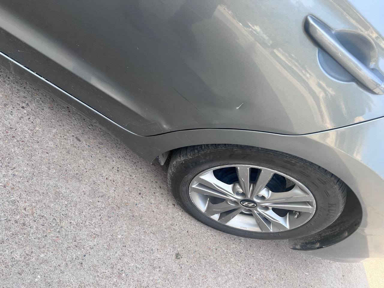 سلام عليكم
هونداي الانترا 2017
رقم بغداد
وارد امريكي ضرر كلش بسيط فقط دعاميه الاماميه 
 فول مواصفات 
رادار 
شاشه 
كامرة دواره
تدفئة كشنات 
حساس خلفي
ويل 16 
 فتحه 
كرسي كهربائي 
كروس سرعه 
بصمة
ترحيب بالابواب 
كراسي جلد 
سياره كلش نضيفه ومدشمه جلد
باتري جديد 
تايرات جديد
تبريد ثلج 
سياره كامله من كلشي 
رقم بغداد باسمي 
احمد :***********
