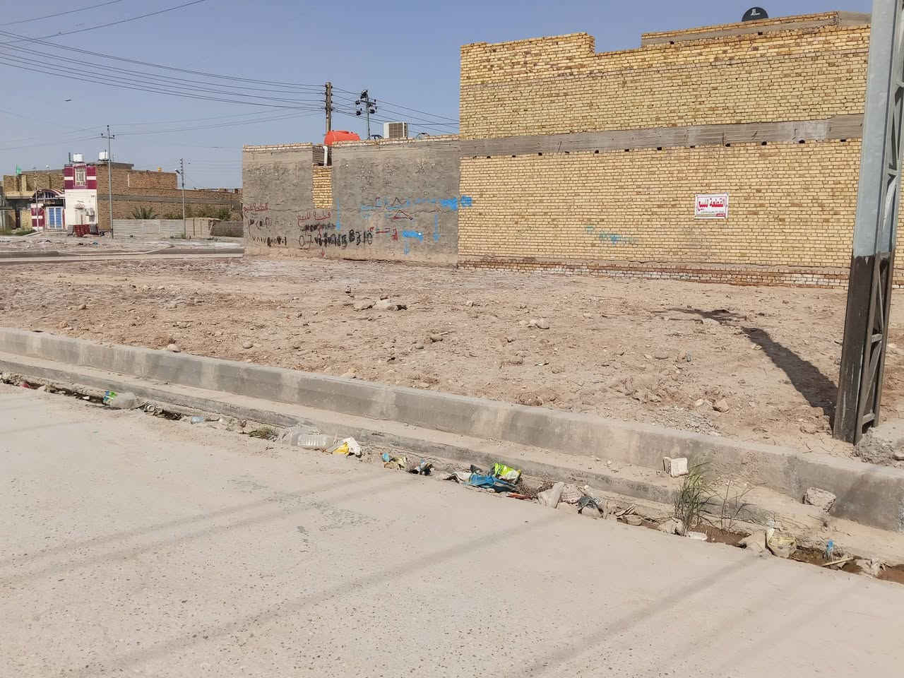 سلام عليكم قطعه ارض للبيع مساحه 325 طابو صرف  على بعير ركن على ثلاث شوارع مقابيله مدرسه الصينيه ومنتزه ماي مجاري كهرباء هاذء رقم راعيه *********** مكلف بل نشر مارد خاص بدون ازعاج
