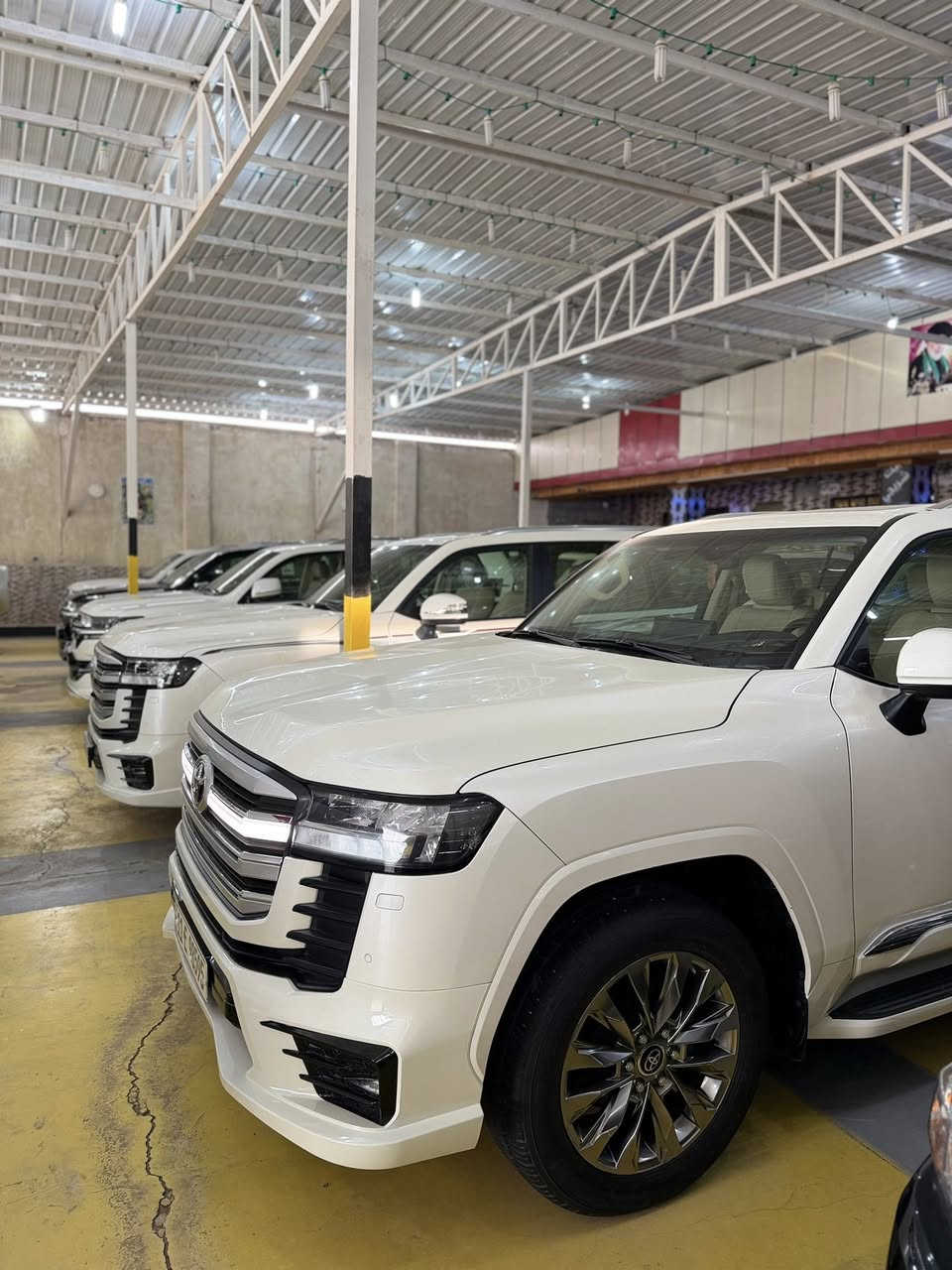 يعلن معرض بيت شريجي👑 عن وصول تويوتا لاندكروز limited بريم اصلي 2022 
ماشيه 47 الف  حقيقي شرط الفحص لسياره مرقم بغداد فول شاشات وتطبيق  لمتد مكفوله عدا باب فتح وبيها بارد بسيط والسونار موجود 
العنوان كوت حي لحكيم 🧿
#تويوتا_ لاندكروز_2022 gxr limited✈️
اللون: ابيض white
عداد المسافات47km
المواصفات:  رقم بغداد فول مواصفات ١/١
شباك لد
سلايد(فتحة قمارة)
كراسي جلد اصلي(بيجي)
كراسي اثنين كهرباء
تبريد خلفي شاشة
شحن الهاتف لاسلكياً
ثلاجه
كروس سرعة 
خمس بصمات
فول تحكم استيرن(جهتين امامي+جهتين خلفي)
شاشة عرض الاعطال
صندوك كهرباء(شفط)
فتح صندوك تلقائيا  
دبل كير(عادي+اوتوماتيك)
ناقل حركة ٨ نمر
دبل حساس(امامي+خلفي)
نظام تحكم بمستوى الضوء الداخلي
مانع تزحلق
نظام فتح الابواب لاسلكياً
فور ويل
شاشة امامية كبيرة اصلية
شاشات خلفيه تطبيق 
كامرة خلفية اصلية
تشغيل عن بعد
دوسات كتابة landcruiser
اشارة بالمري
مري كهرباء(شفط)
لايت عدسة زنون(عالي+ناصي)
لد امامي
#ويل_20_الجديد_كليا
#سستم_صوت
مدخل
CARPLAY
‏BLUETOOTH 
‏AUX
‏I POD
‏USB
‏CD
للاستفسار الاتصال بِنَا على الأرقام التاليه

  حسنين ‭0771 508 5598‬ واتساب او اتصال
