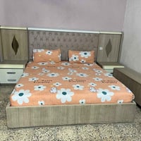 غرفة نوم • خشب قوي • ٨ قطع