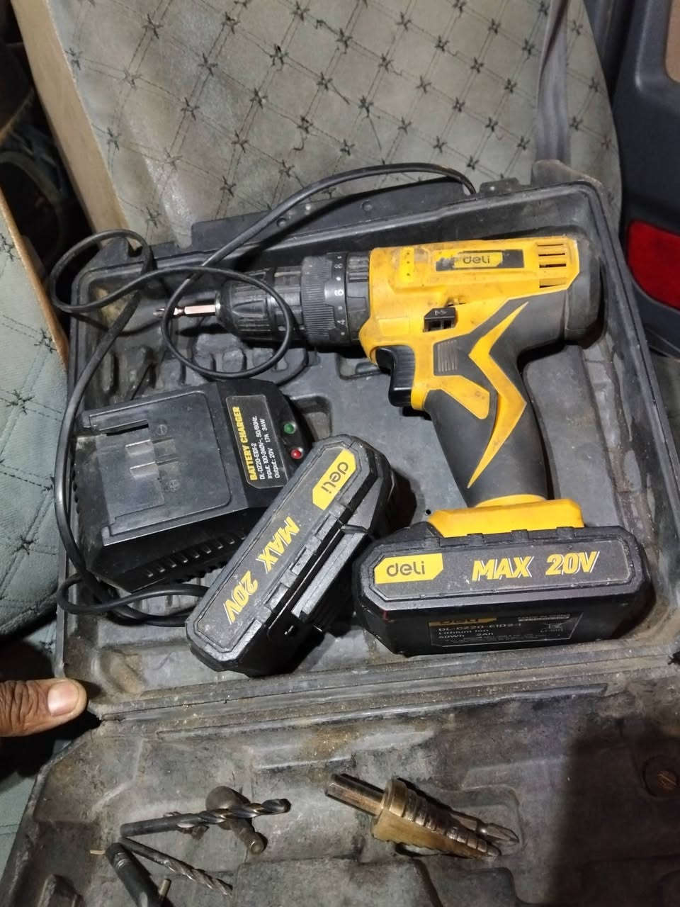 سلام عليكم دريل شحن البيع العنوان بغداد زيونة سعر 60 بطاريات العديد 2 شاحنا ***********
