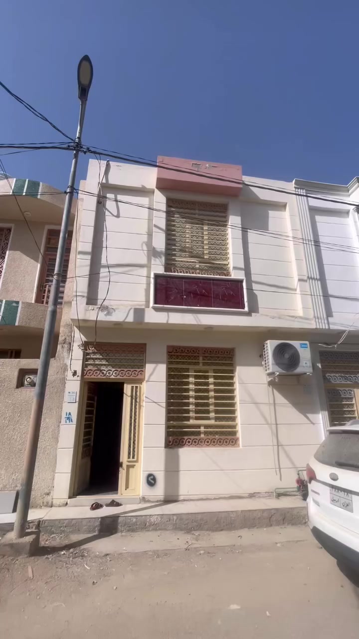 بيت للبيع 
مساحه ٥٠متر طابق ونص بيت كلش نظيف بناء حديث طابوك درجه أولى يحتوي على استقبال مطبخ وصاله صحيات الطابق الثاني يحتوي على غرفه وصاله وصحيات 
عنوان حي الغدير مجاور السفاره التركيه ***********
